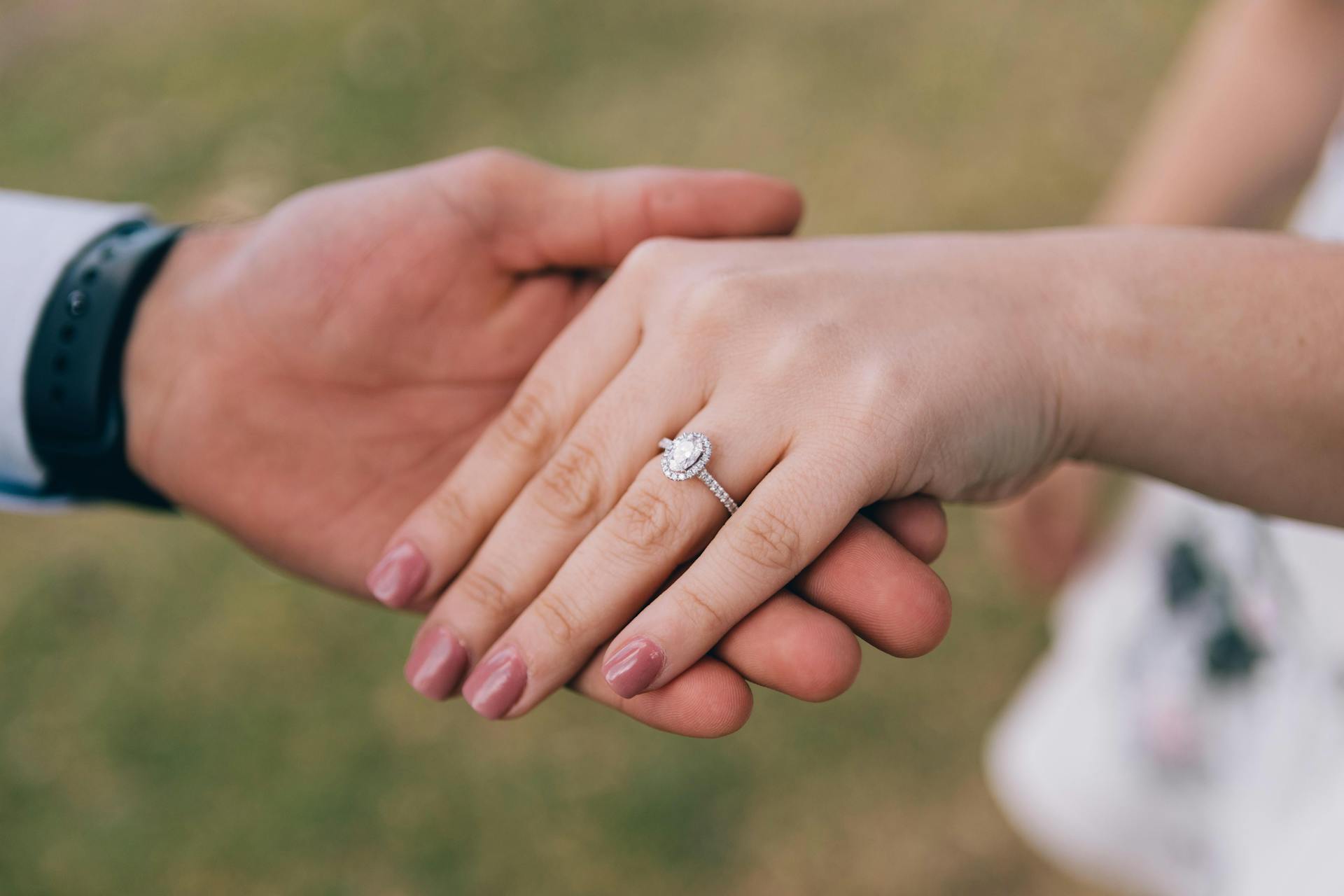 Eine Frau trägt einen Verlobungsring | Quelle: Pexels