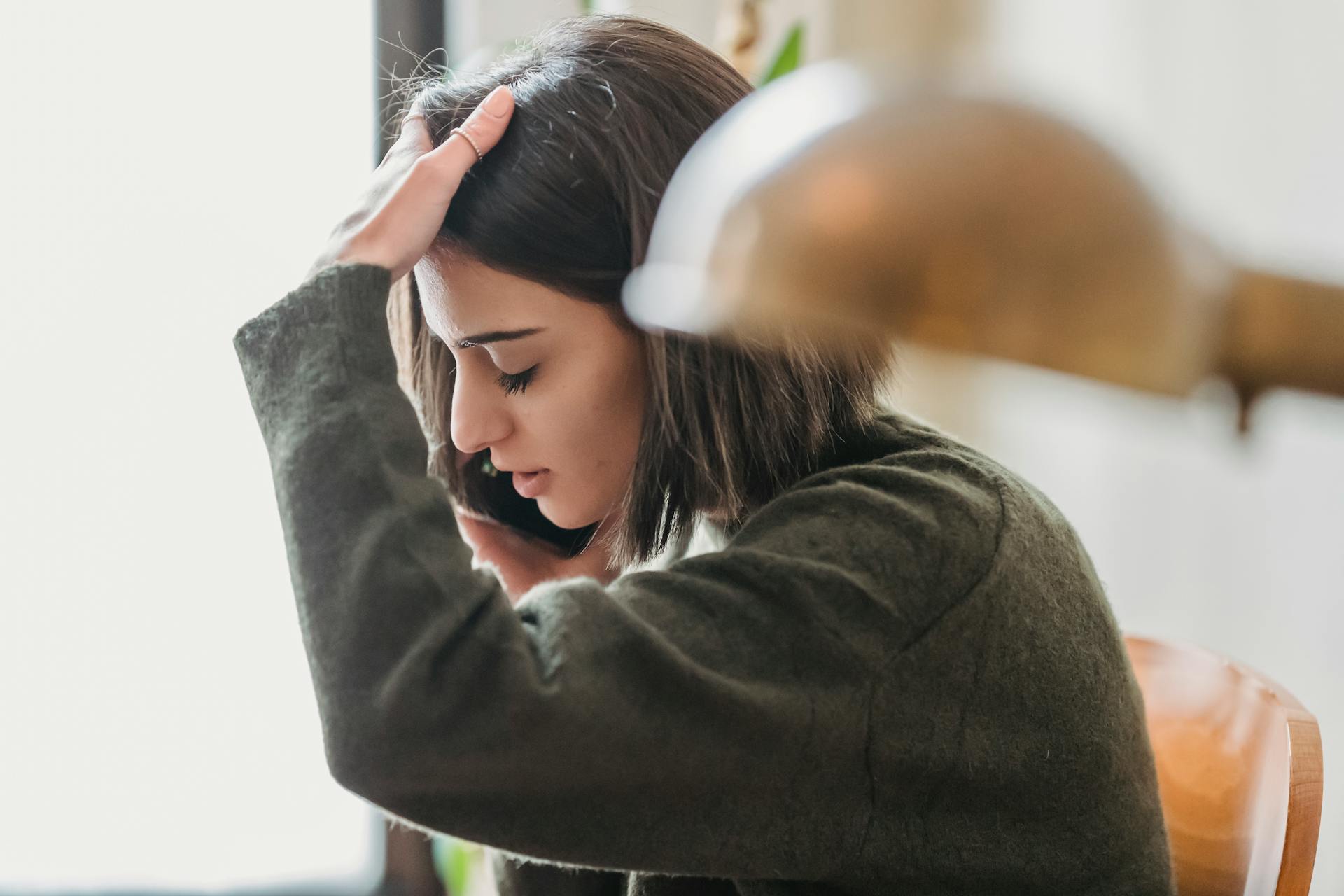 Eine Frau, die in ihr Telefon spricht | Quelle: Pexels