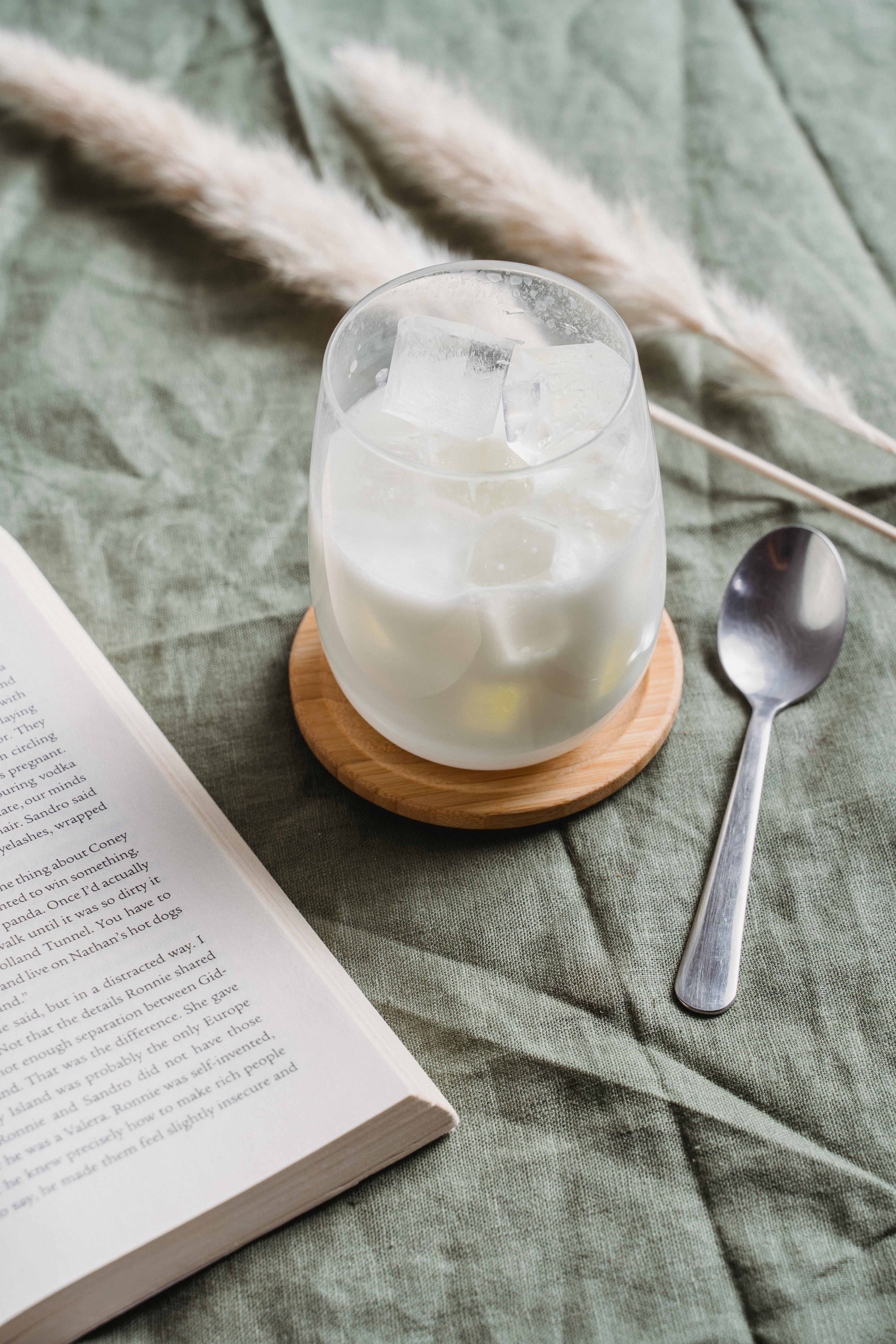 Ein Glas Milch auf einem Tisch | Quelle: Pexels