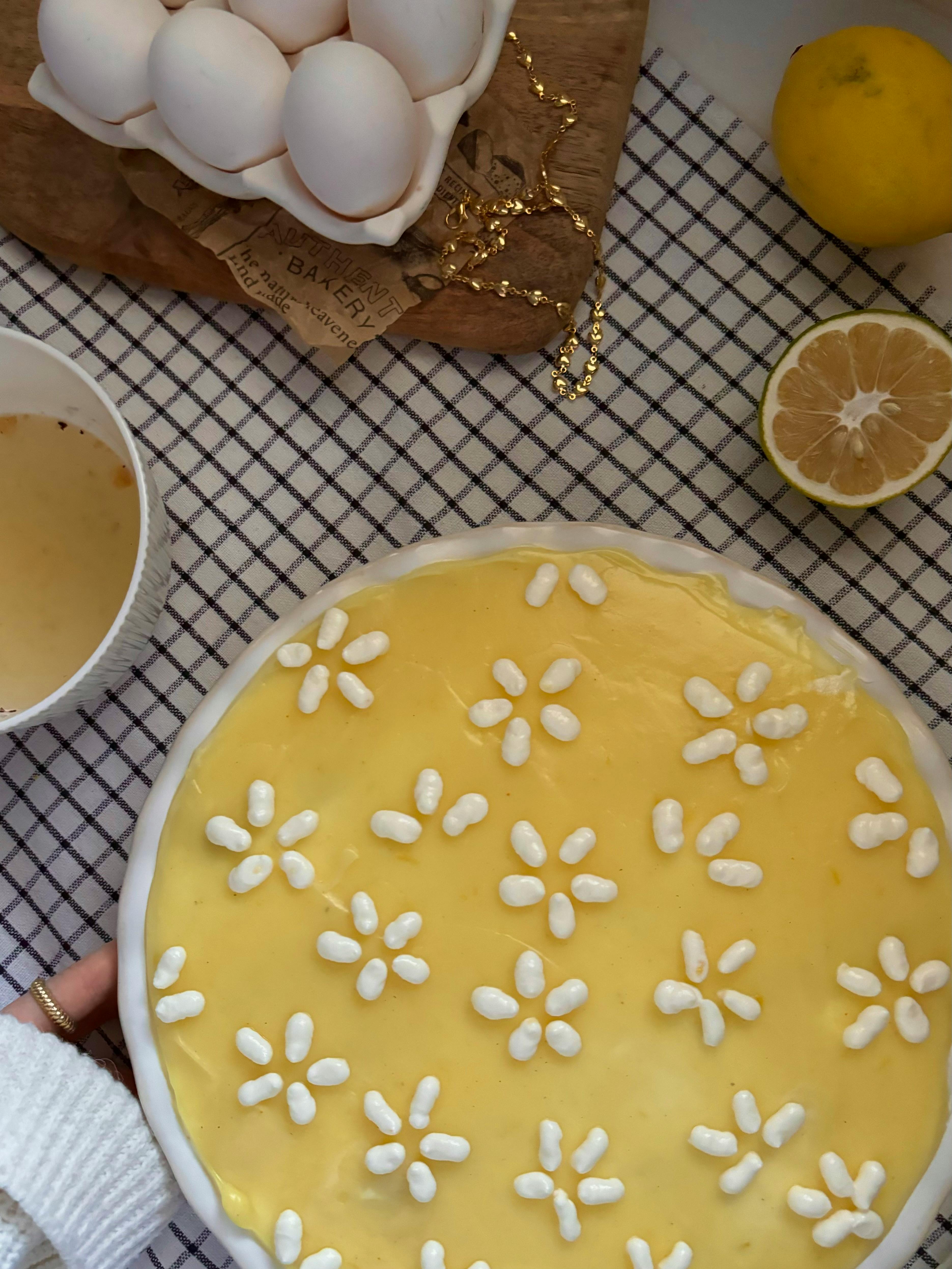 Ein Zitronenkuchen auf einer Küchentheke | Quelle: Pexels
