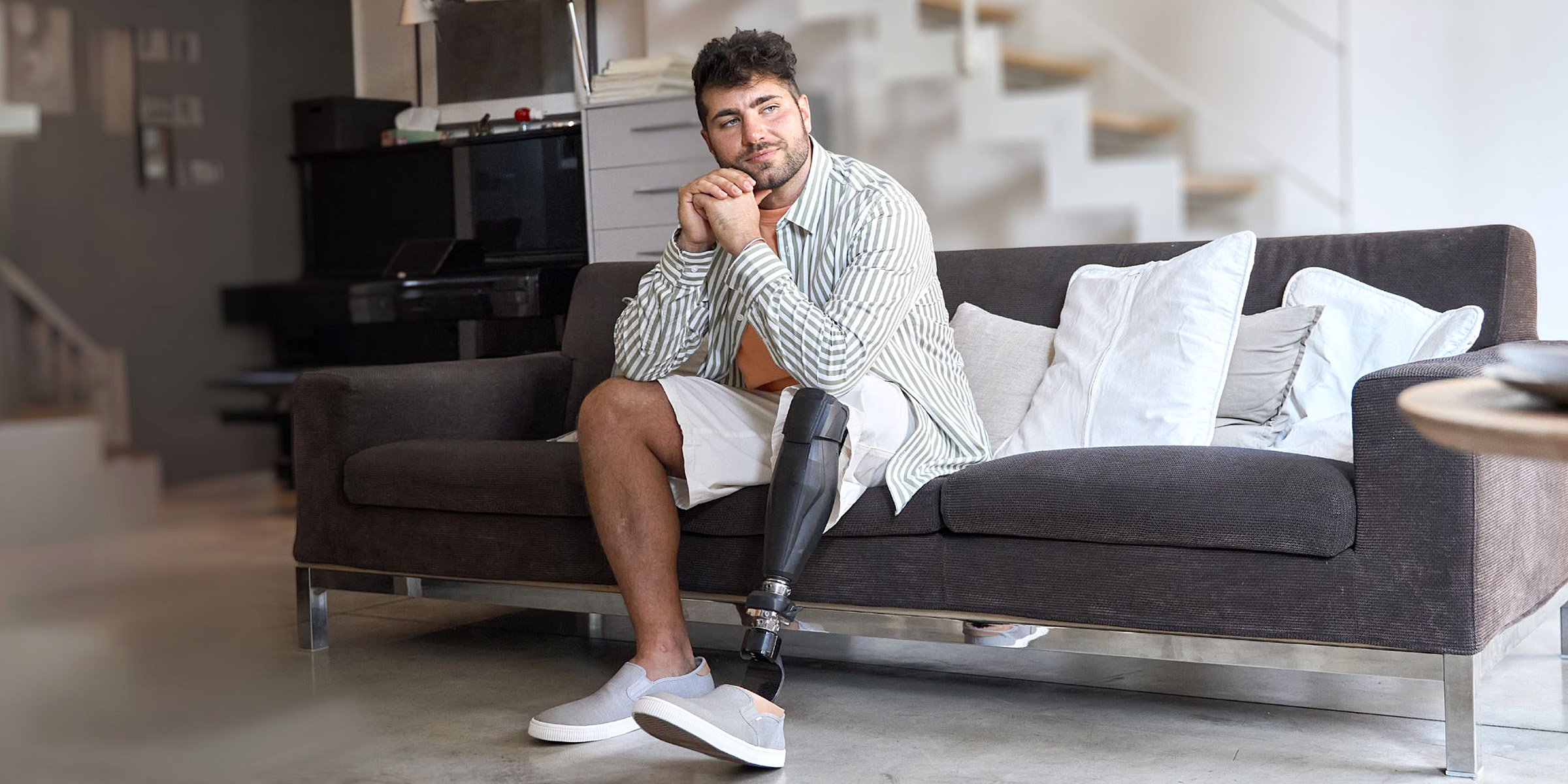 Ein junger Mann mit einer Beinprothese | Quelle: Shutterstock