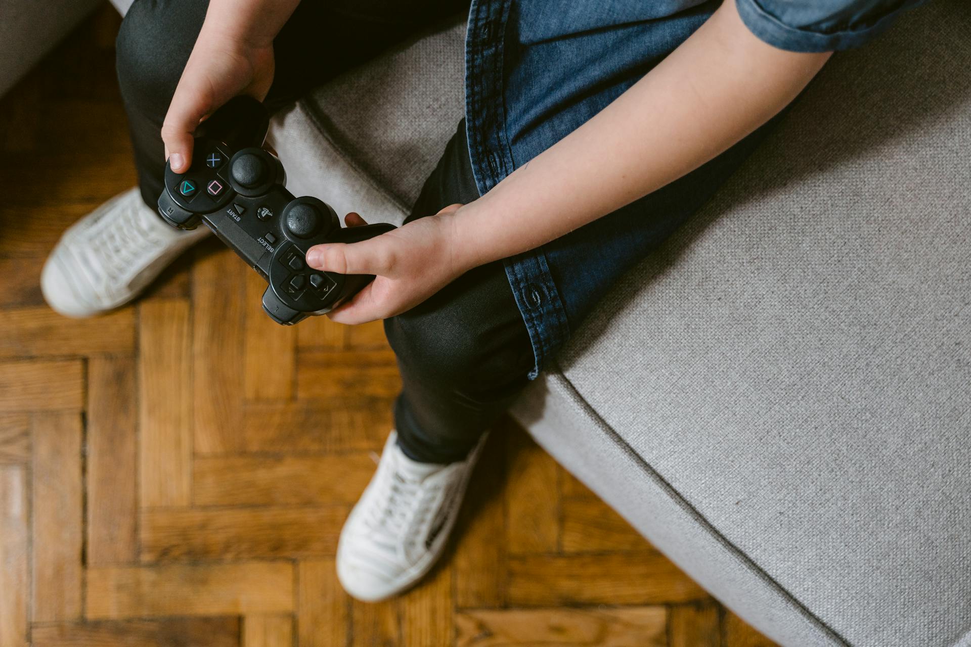 Eine Person hält eine Spielkonsole | Quelle: Pexels