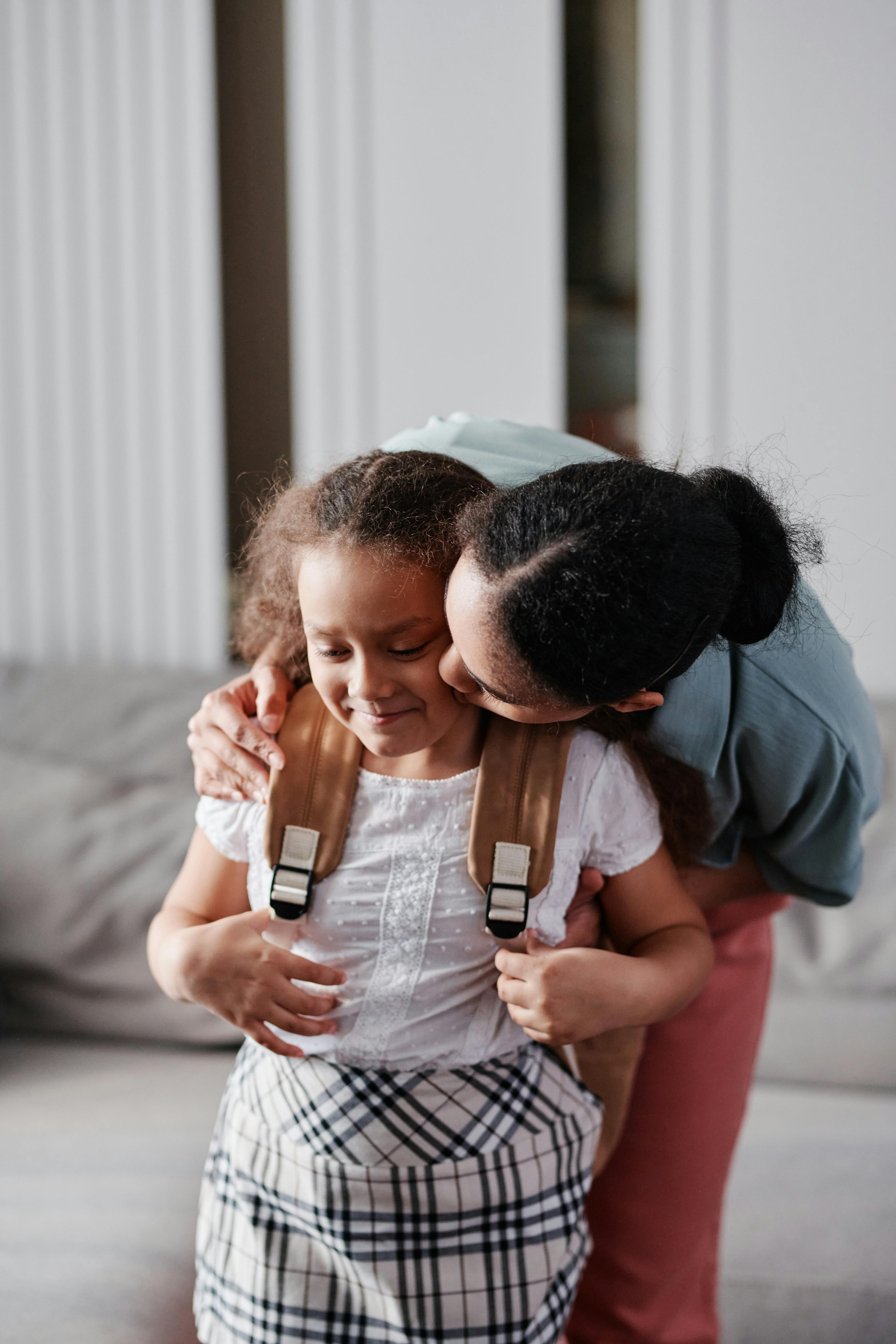 Eine Mutter küsst ihre Tochter | Quelle: Pexels