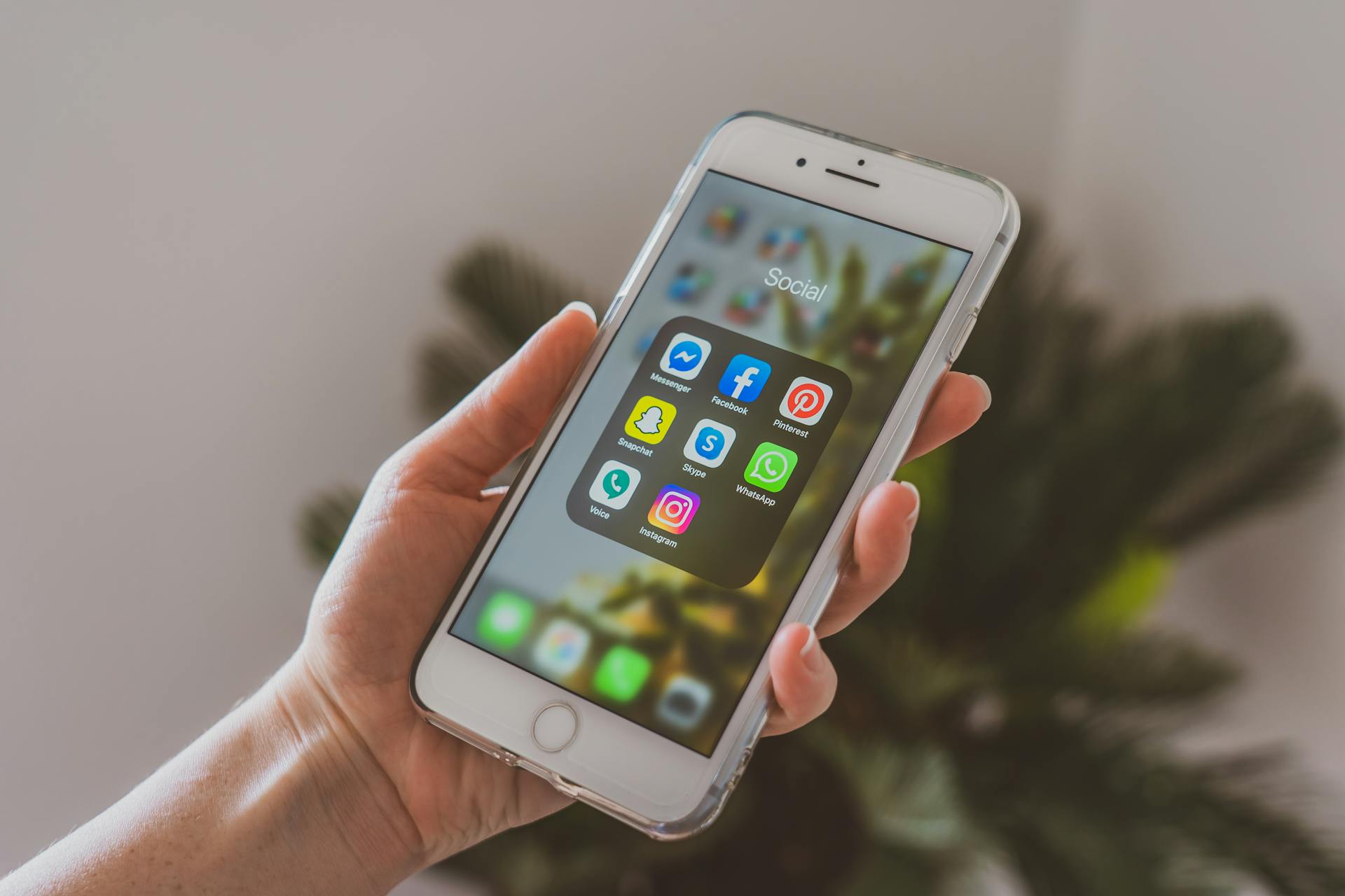 Social-Media-Apps auf dem Bildschirm einer Frau | Quelle: Pexels