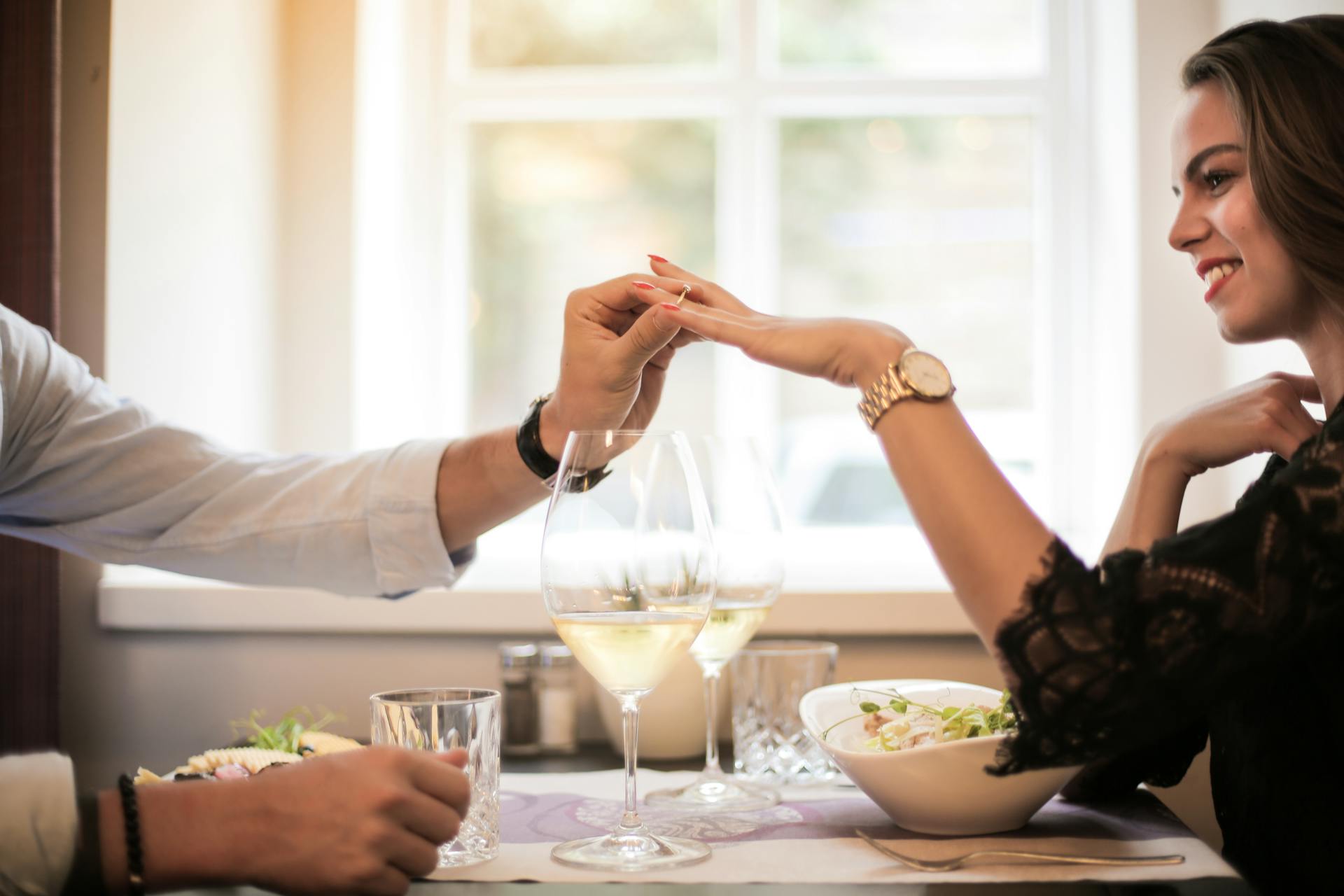 Ein Mann steckt einer Frau einen Ring auf den Finger | Quelle: Pexels