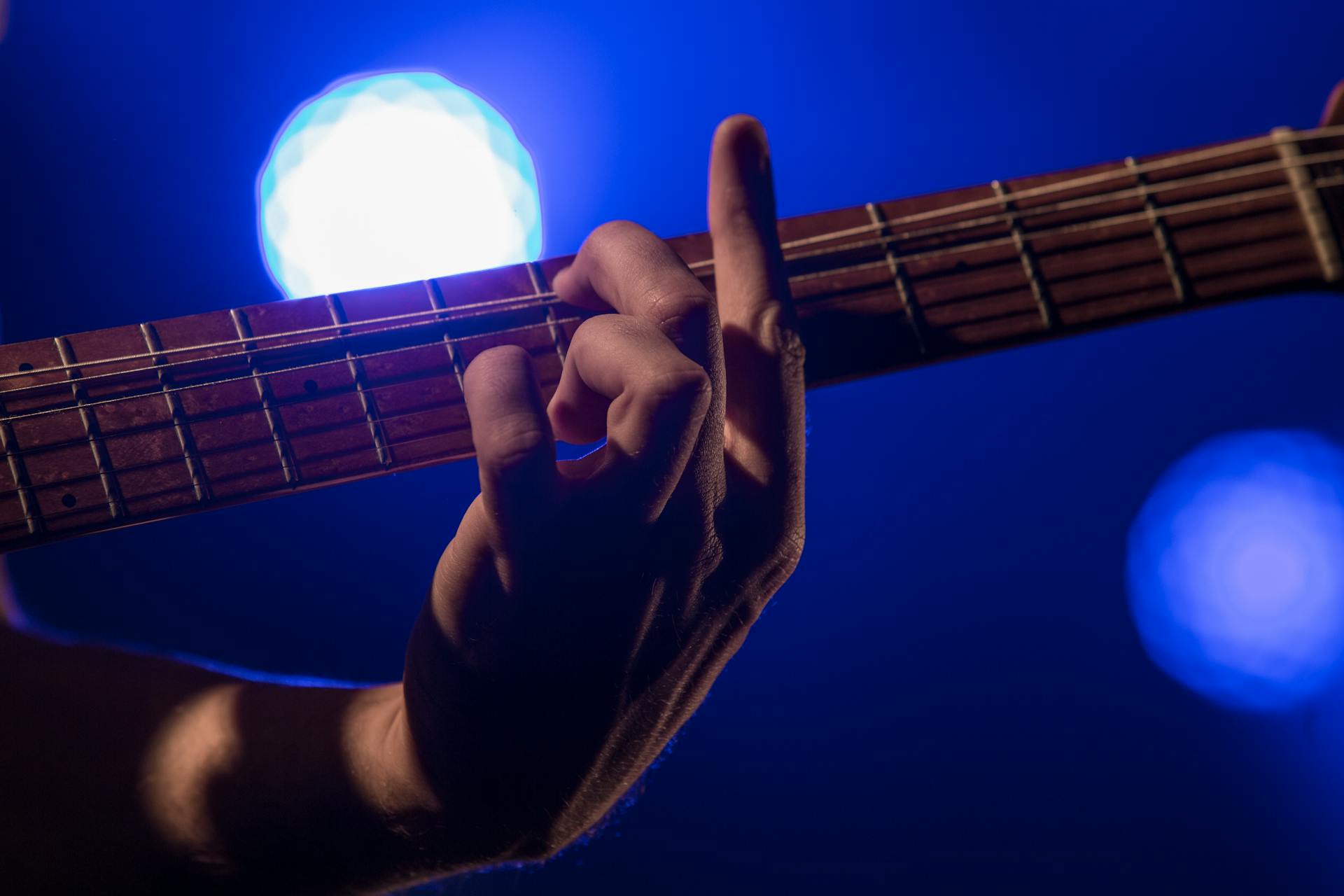 Eine Person spielt eine Gitarre | Quelle: Pexels