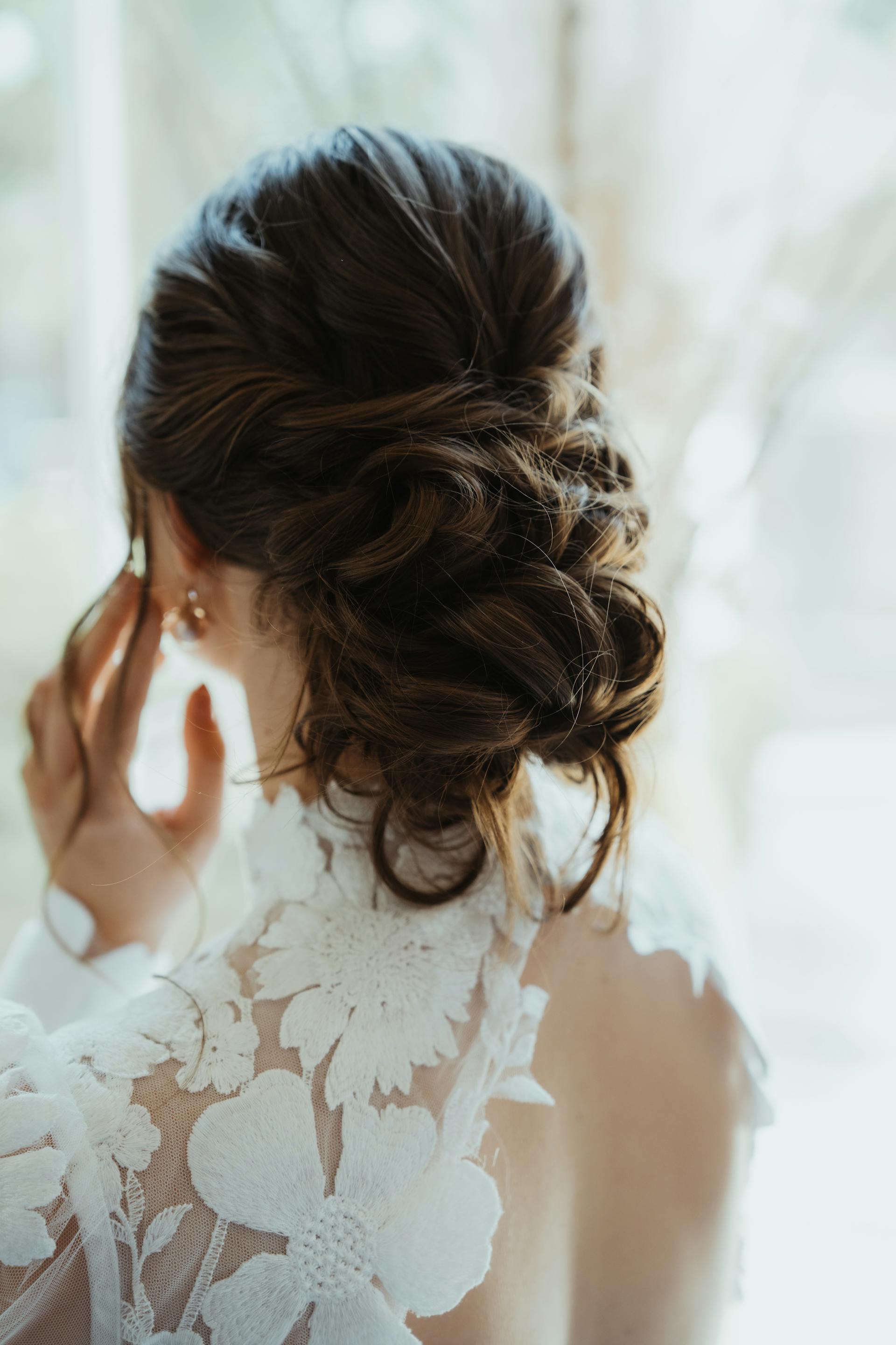 Rückenansicht einer Frau in einem Brautkleid | Quelle: Pexels