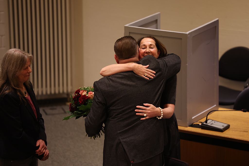 04. November 2025, Nordrhein-Westfalen, Herdecke: Iris Stalzer (M, SPD) wird nach ihrer Vereidigung als neue Bürgermeisterin im Ratssaal der Stadt Herdecke beglückwünscht. | Quelle: Getty Images