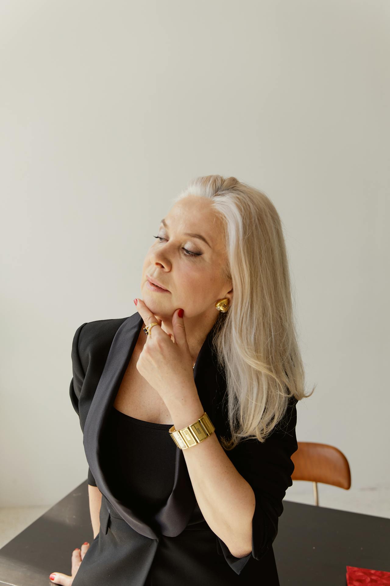 Eine elegante ältere Frau, die etwas verächtlich anschaut | Quelle: Pexels