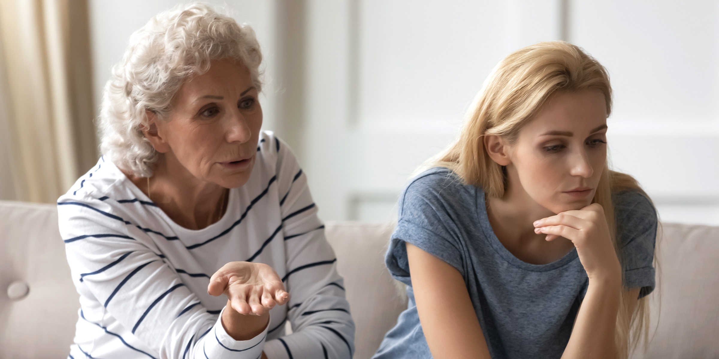 Zwei Frauen in einem intensiven Gespräch | Quelle: Shutterstock