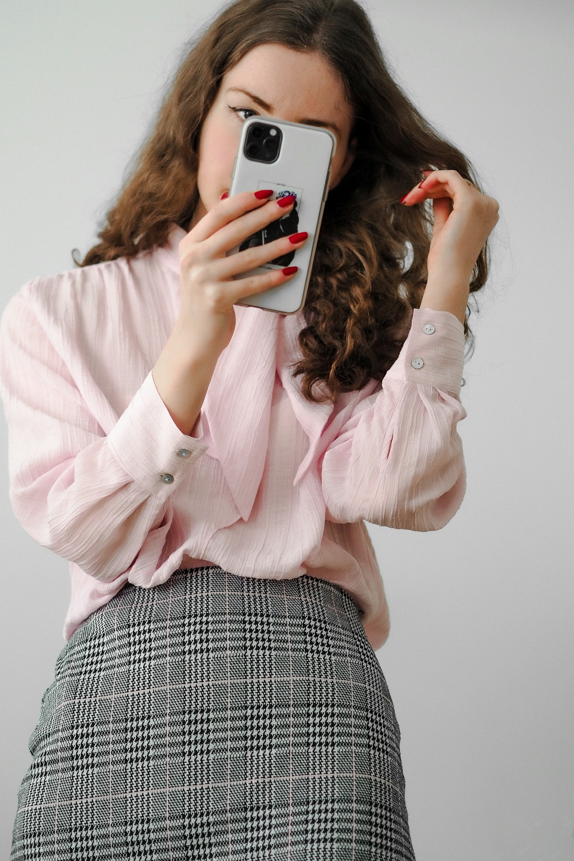 Eine Frau schaut auf ihr Telefon | Quelle: Unsplash