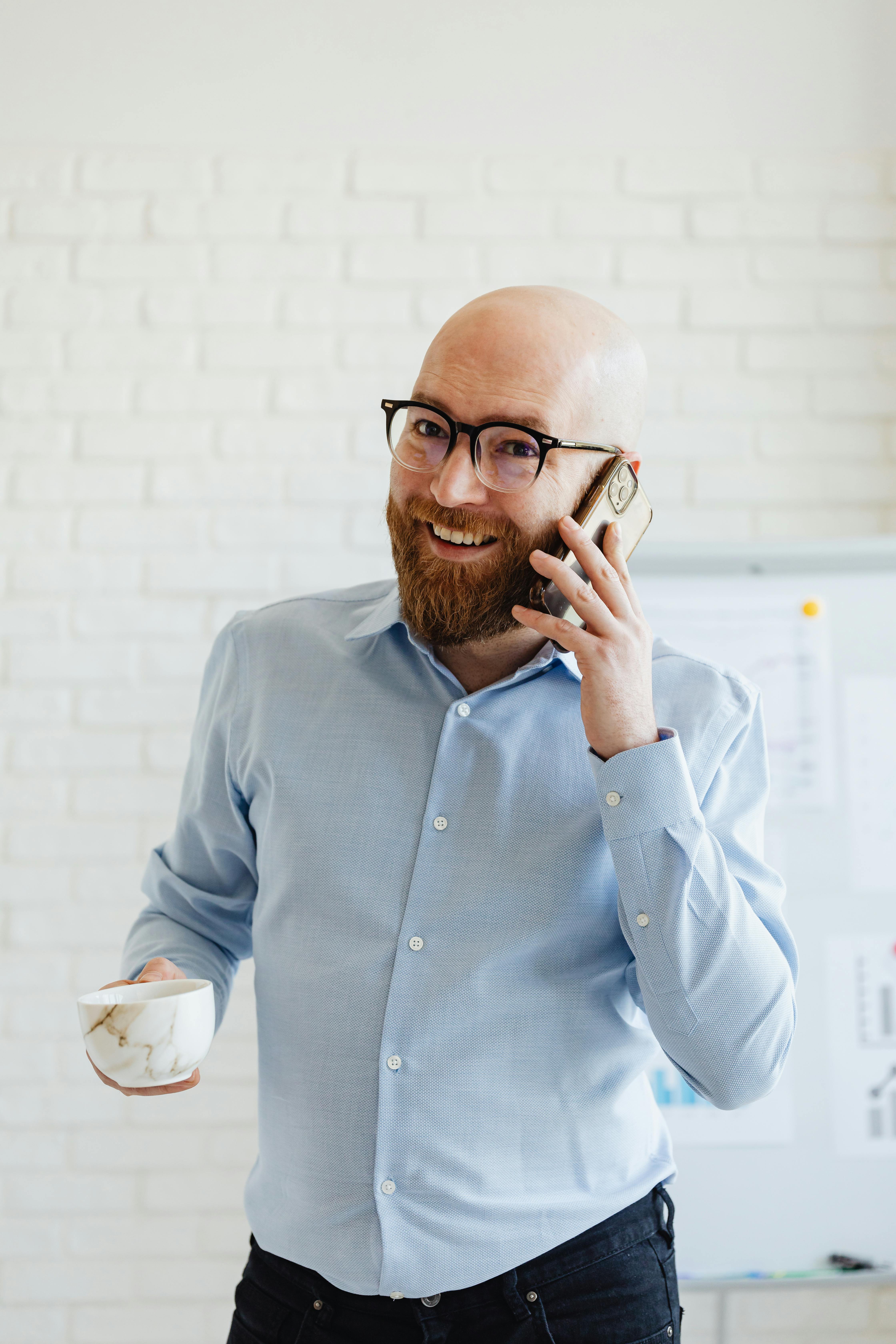 Ein glücklicher Mann bei einem Anruf | Quelle: Pexels