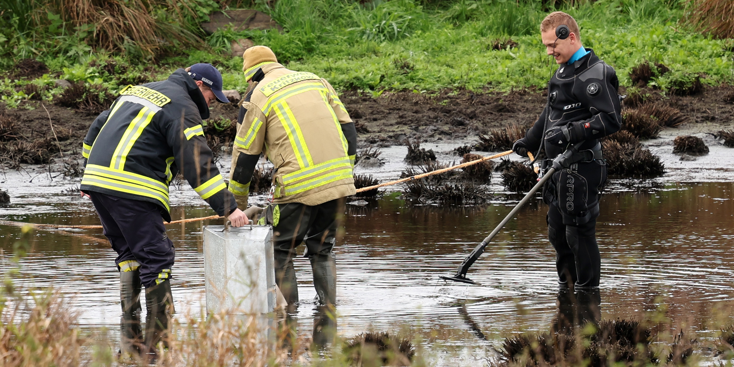 17. Oktober 2025, Mecklenburg-Vorpommern, Klein Upahl: An der Stelle, wo der achtjährige Fabian aus Güstrow tot aufgefunden wurde, pumpt die Feuerwehr das Wasser ab, während ein Polizist mit einem Detektor unterwegs ist. | Quelle: Getty Images