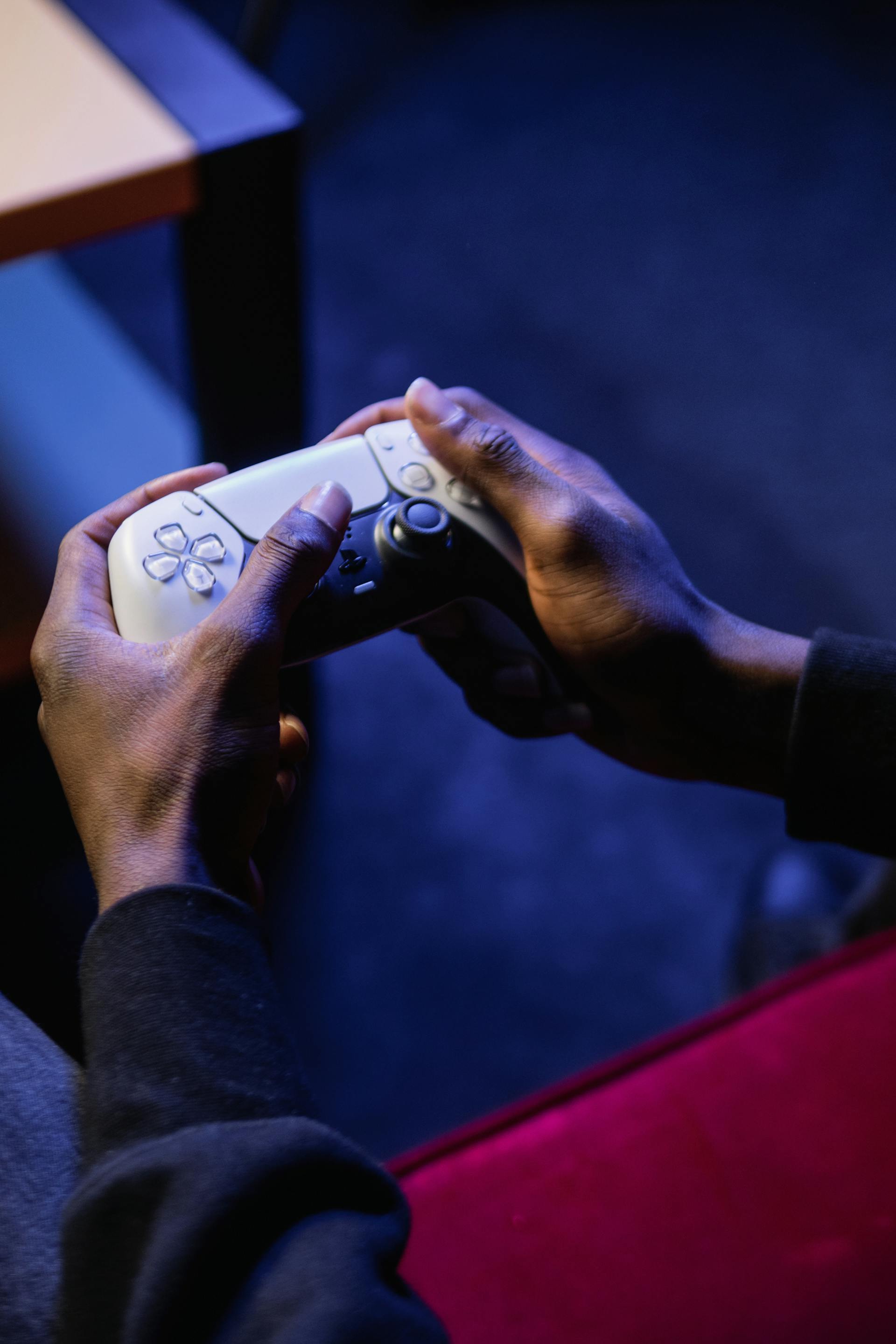 Eine Person hält einen Controller | Quelle: Pexels