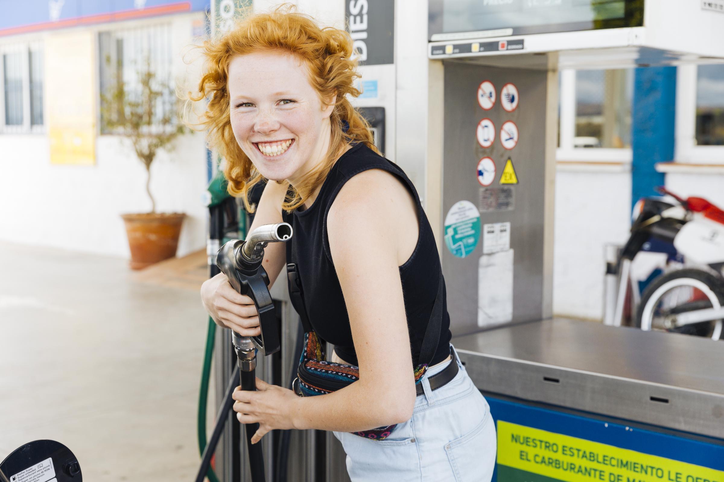 Eine Frau arbeitet an einer Tankstelle | Quelle: Freepik