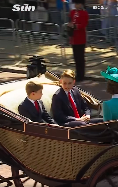 Prinz Louis und Prinz George unterhalten sich, während sie Prinzessin Catherine gegenübersitzen. | Quelle: Facebook/The Sun