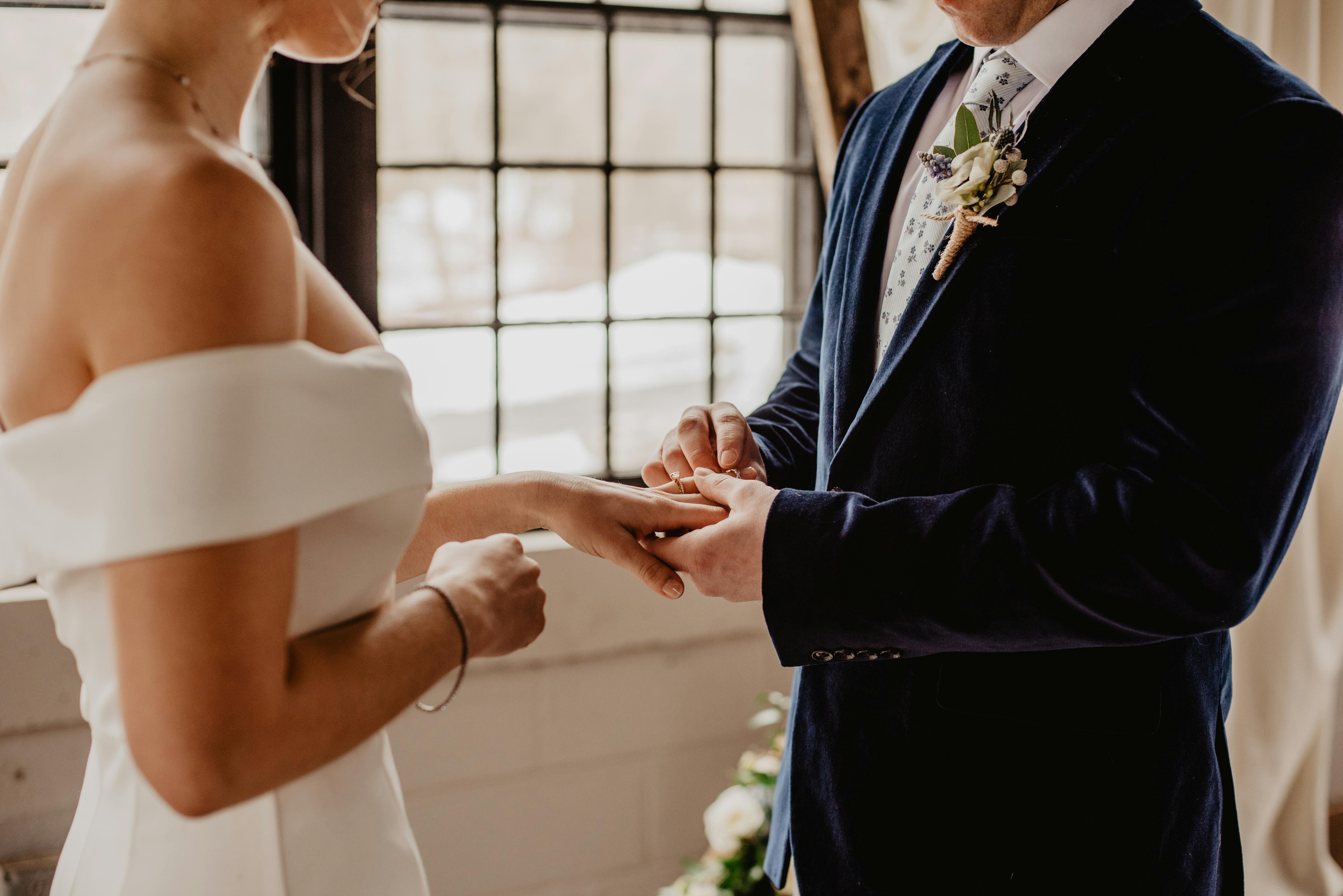 Para młoda wymieniająca obrączki | Źródło: Pexels
