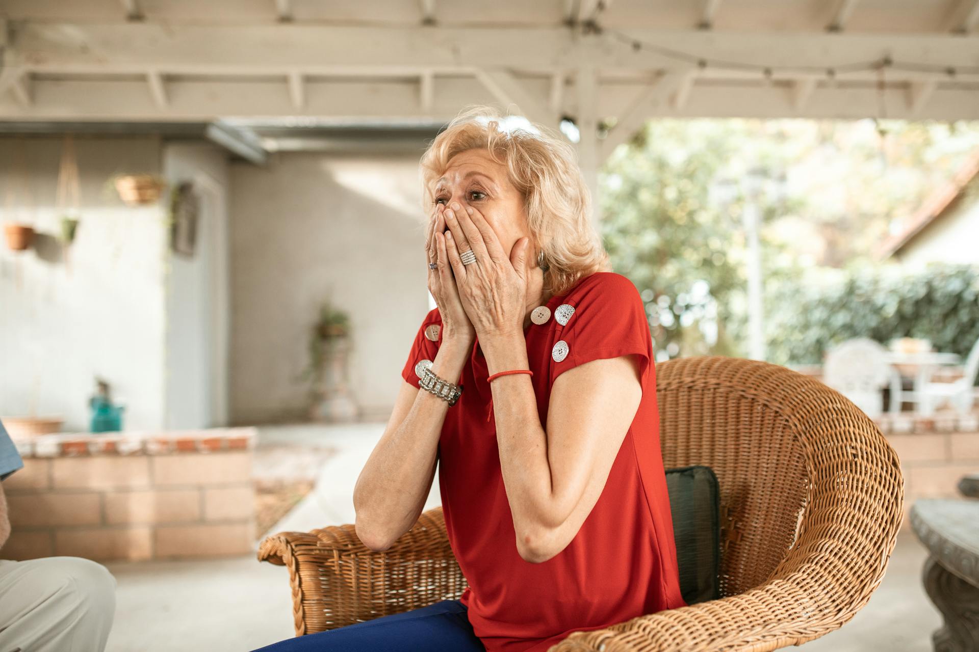 Eine fassungslose Frau, die auf einem Sessel sitzt | Quelle: Pexels