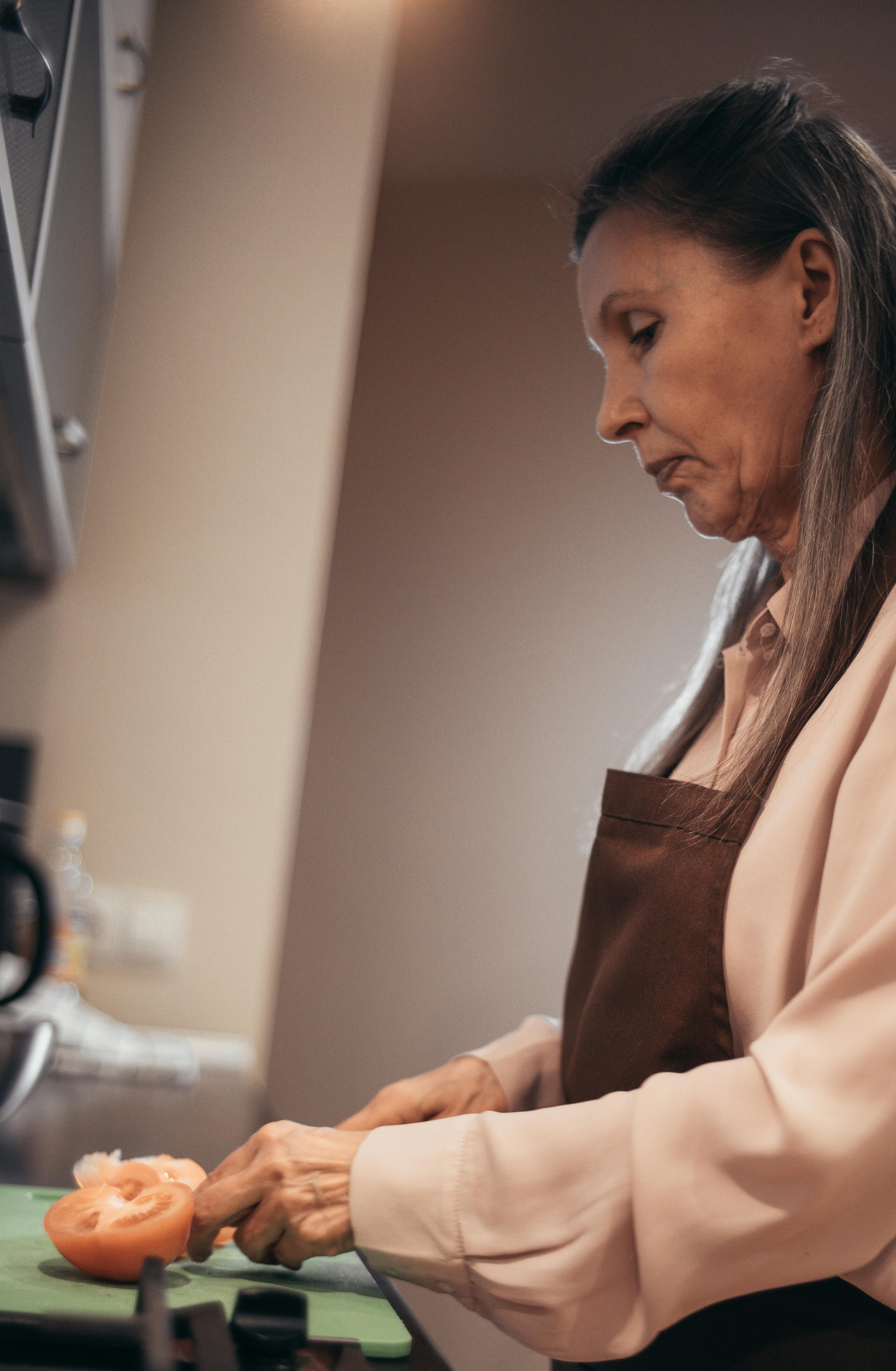 Eine Frau beim Kochen | Quelle: Pexels