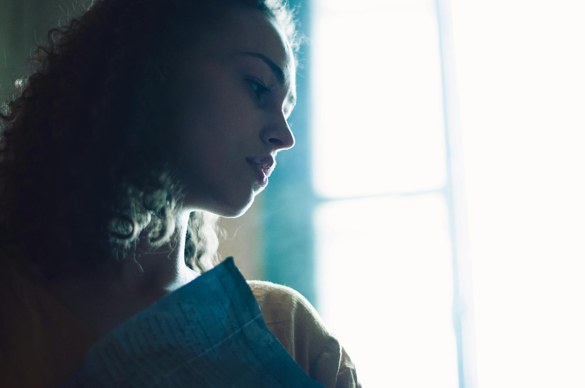 Eine Frau, die nach unten schaut | Quelle: Pexels