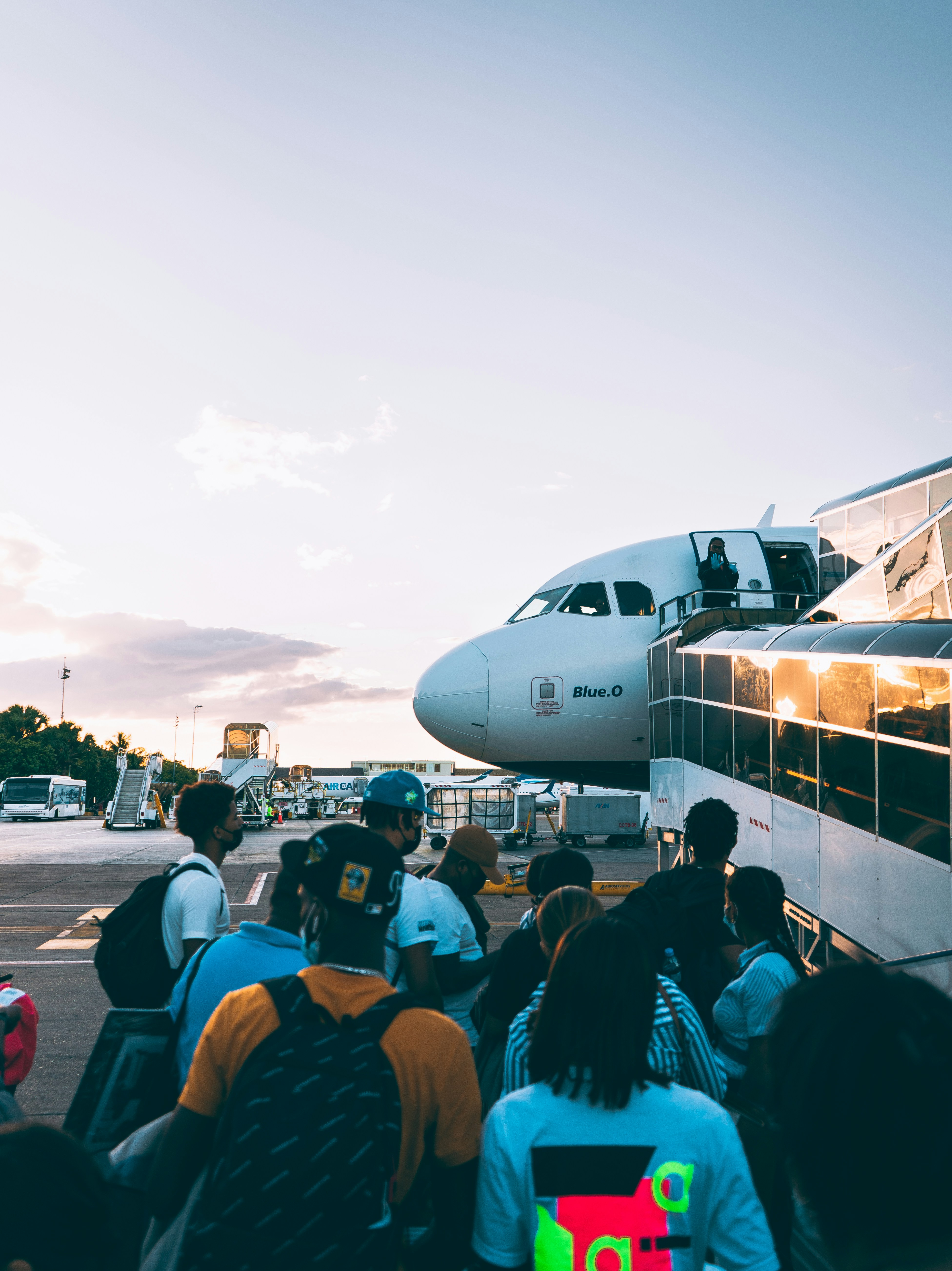 Eine Gruppe von Menschen, die ein Flugzeug besteigen will | Quelle: Unsplash