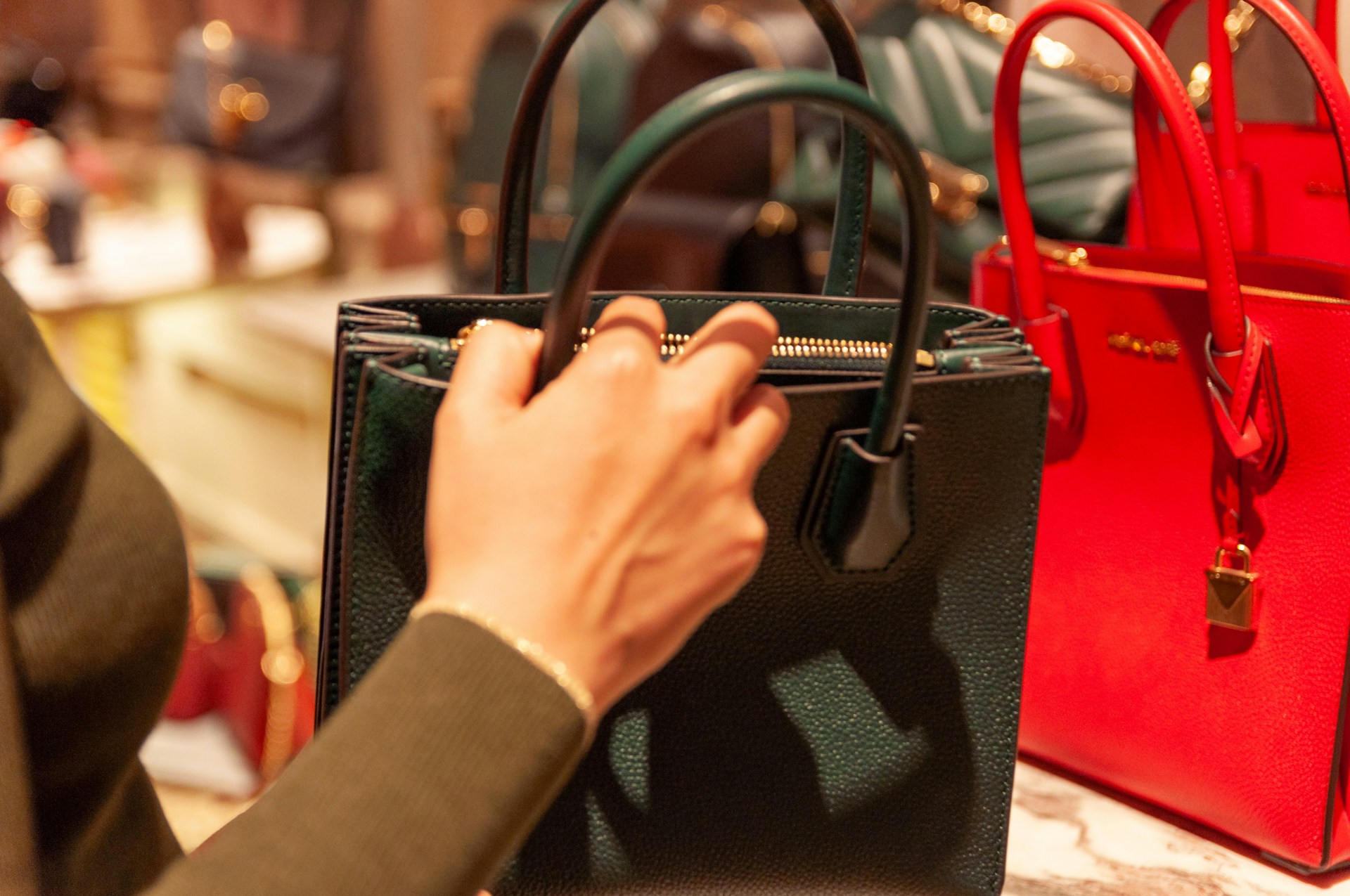 Eine Frau in einem Taschenladen | Quelle: Unsplash