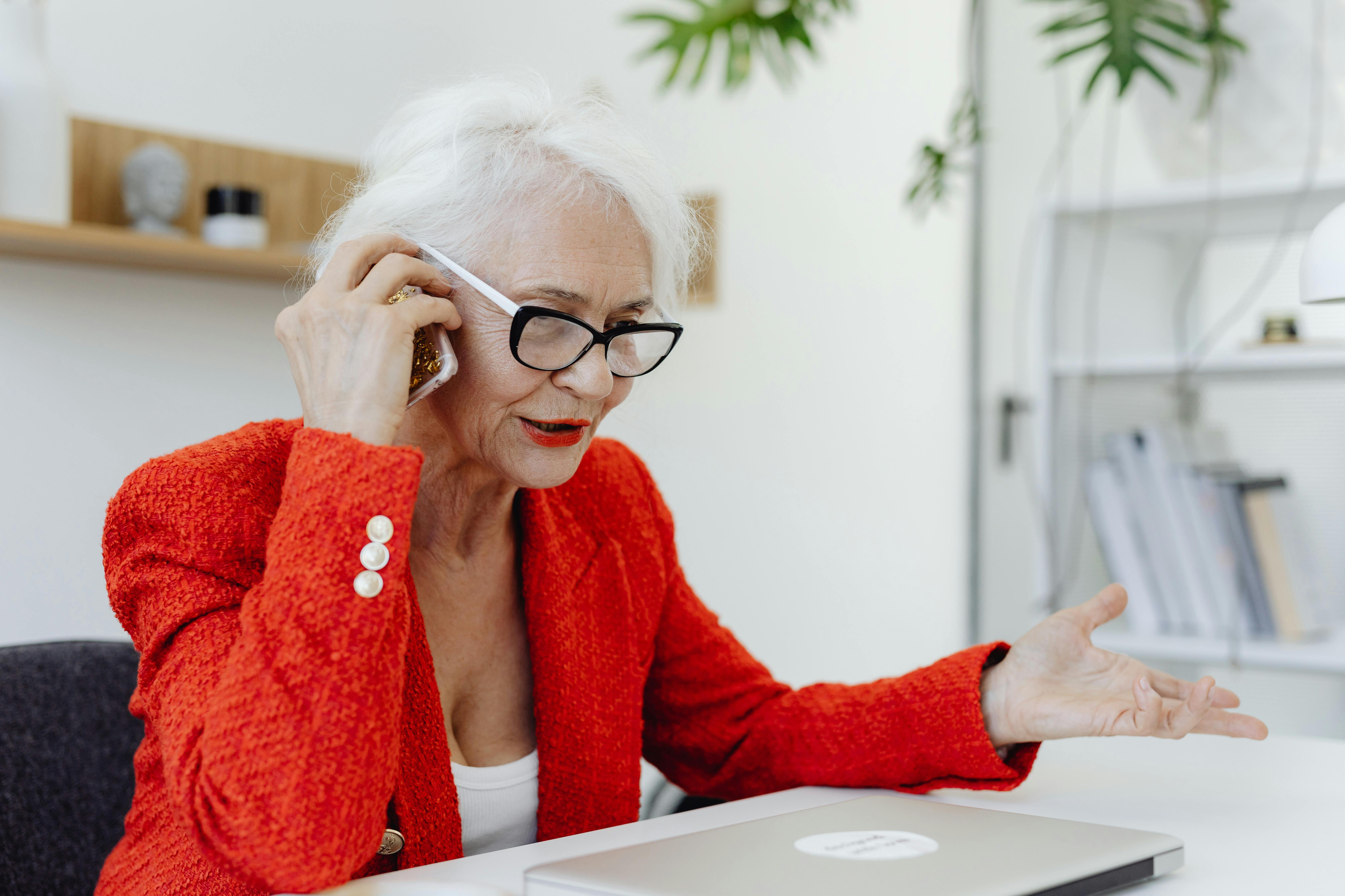 Eine frustrierte Frau bei einem Anruf | Quelle: Pexels