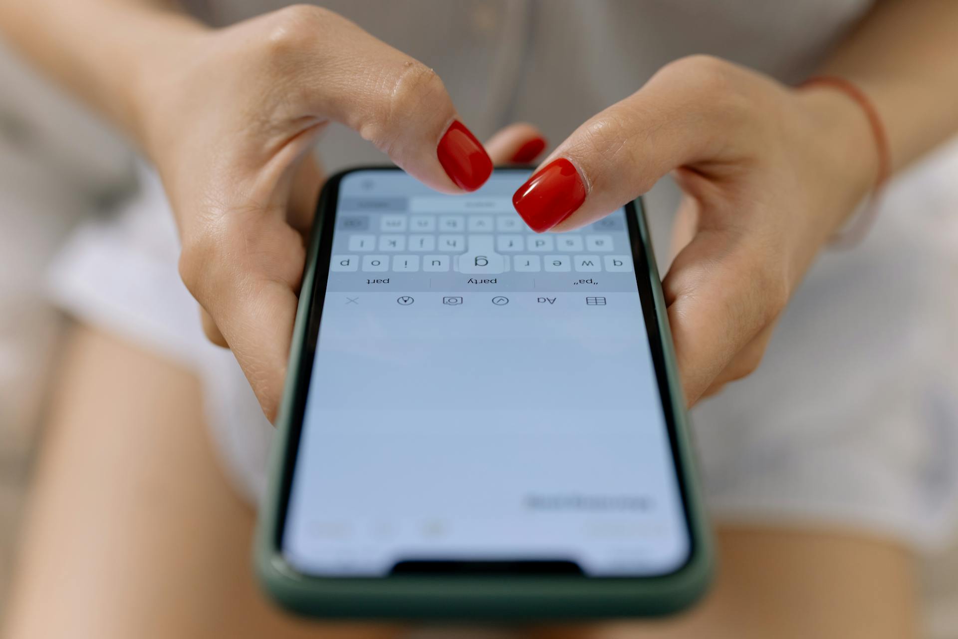 Eine Frau tippt einen Text auf ihrem Telefon | Quelle: Pexels