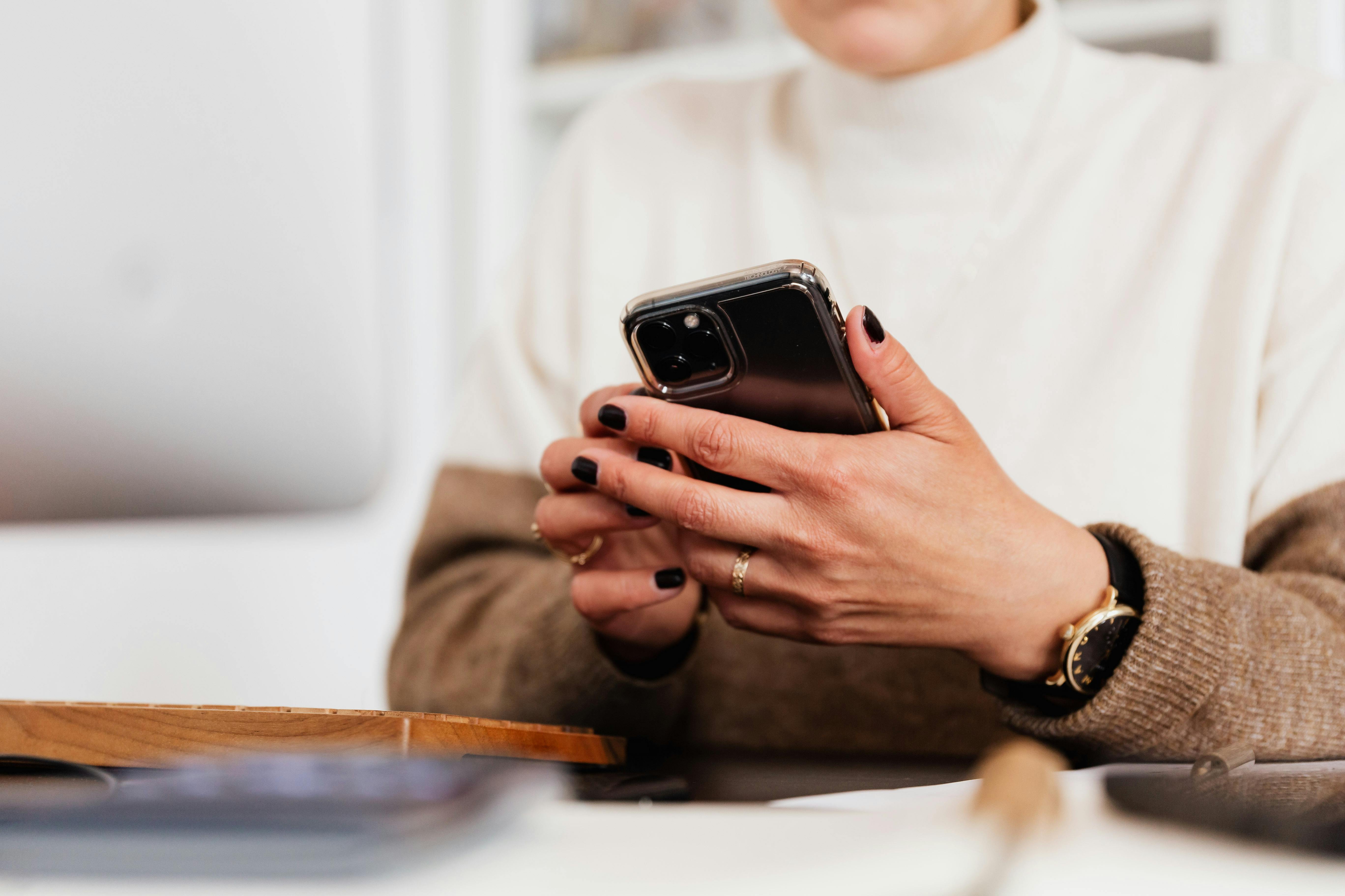 Frau hält ihr Smartphone | Quelle: Pexels