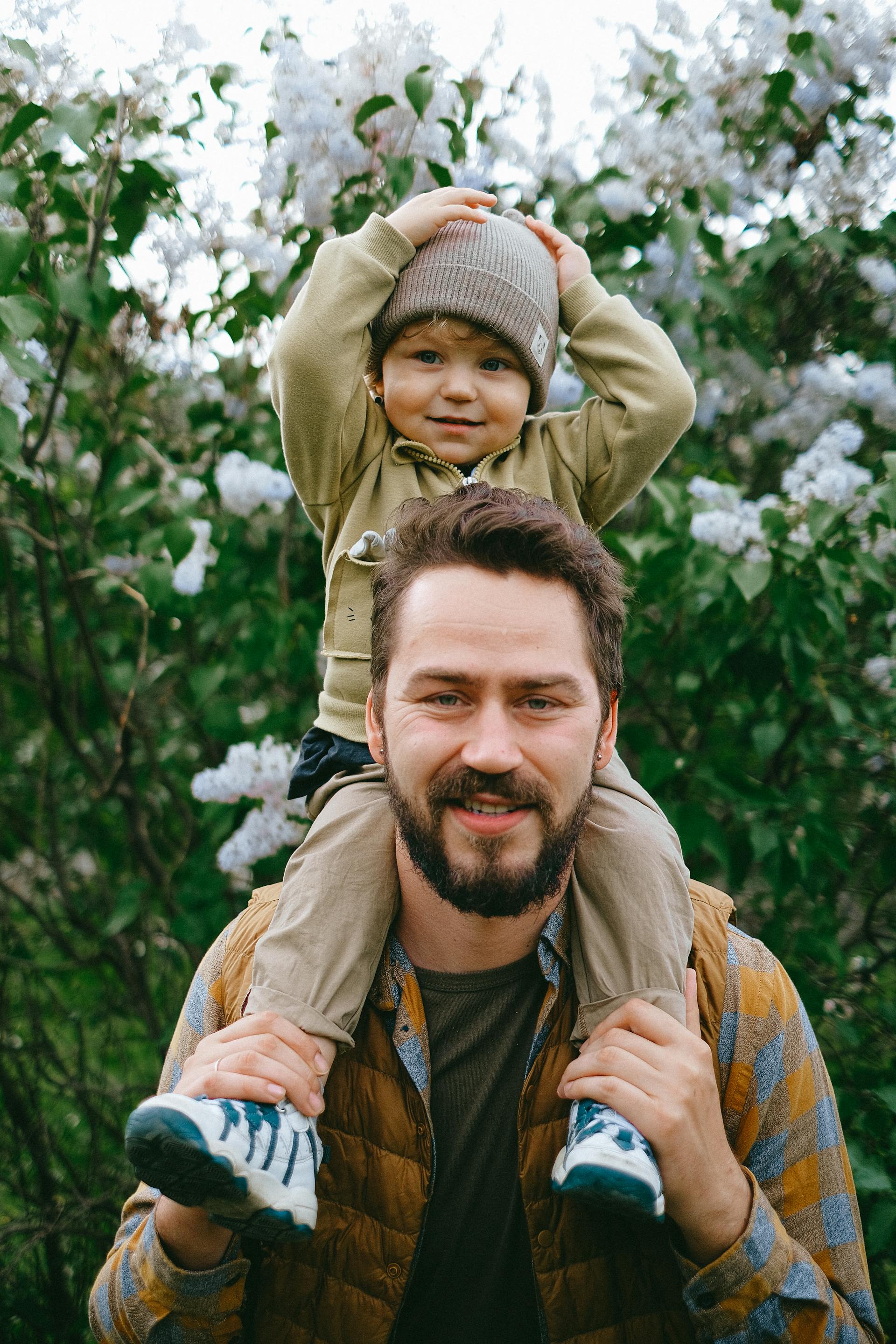 Ein Mann, der seinen Sohn auf seinen Schultern trägt | Quelle: Pexels