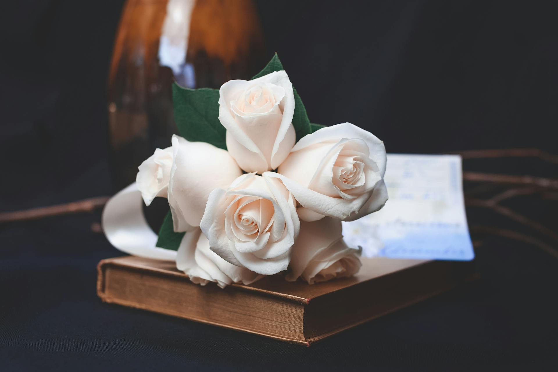 Ein Strauß mit Pfirsichrosen | Quelle: Pexels