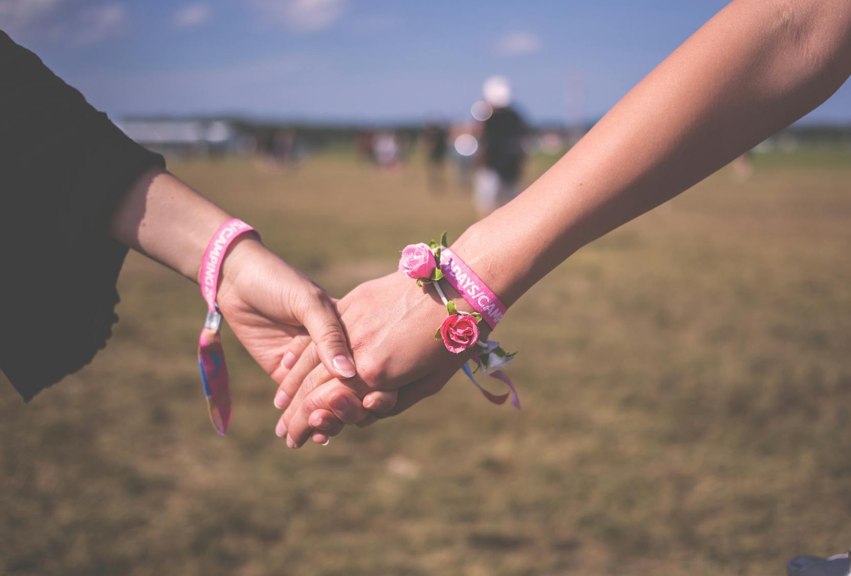 Freunde halten sich an den Händen | Quelle: Pexels