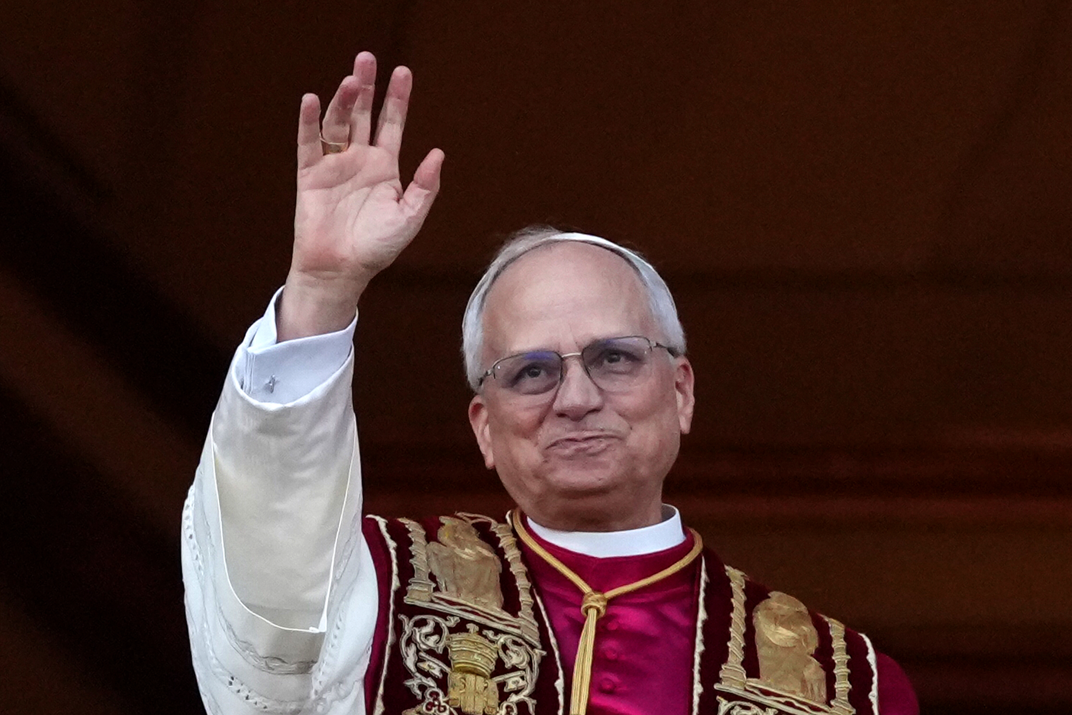 Papst Leo winkt vom Balkon des Vatikans in der Vatikanstadt am 8. Mai 2025. | Quelle: Getty Images