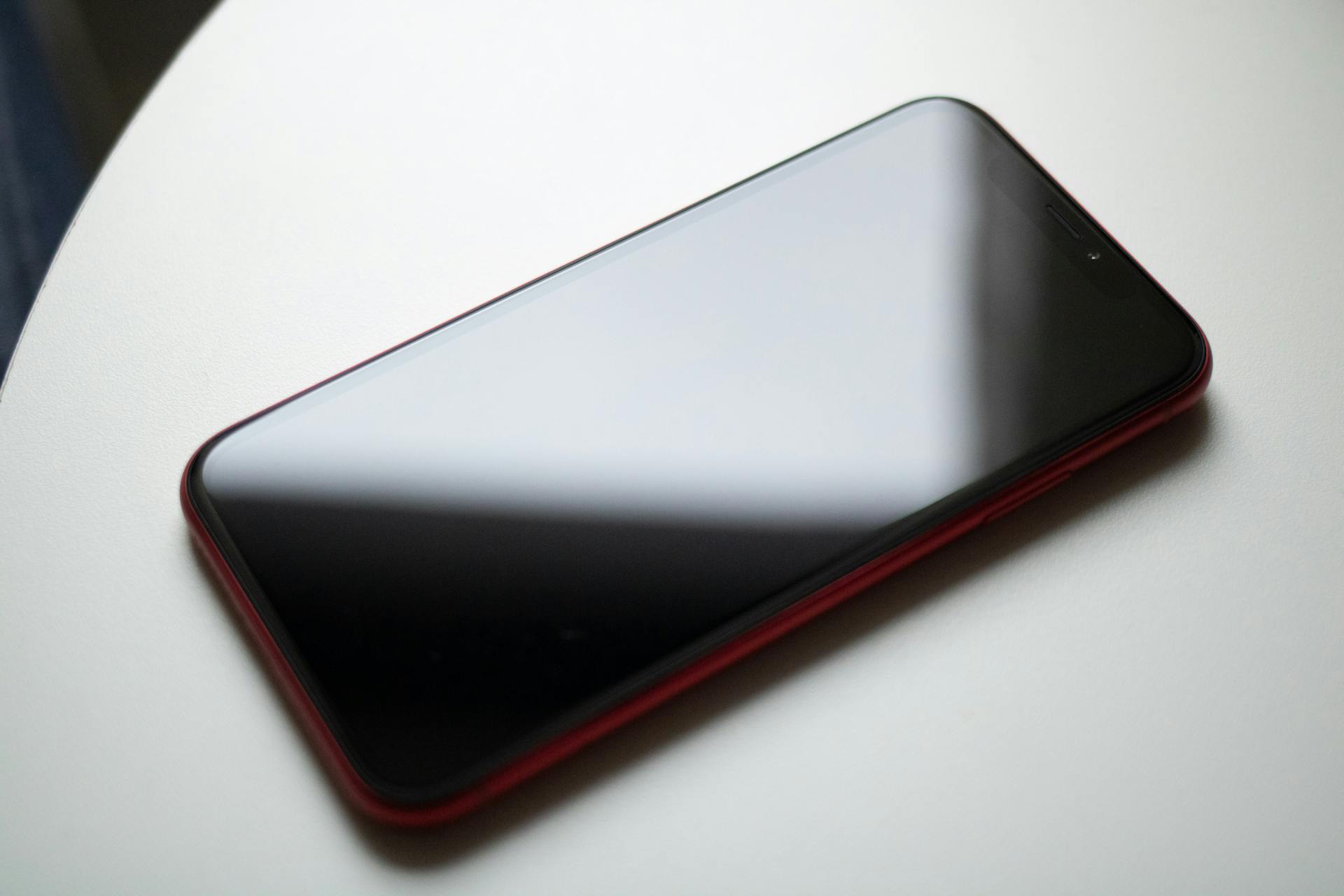 Ein Mobiltelefon auf einem Tisch | Quelle: Pexels