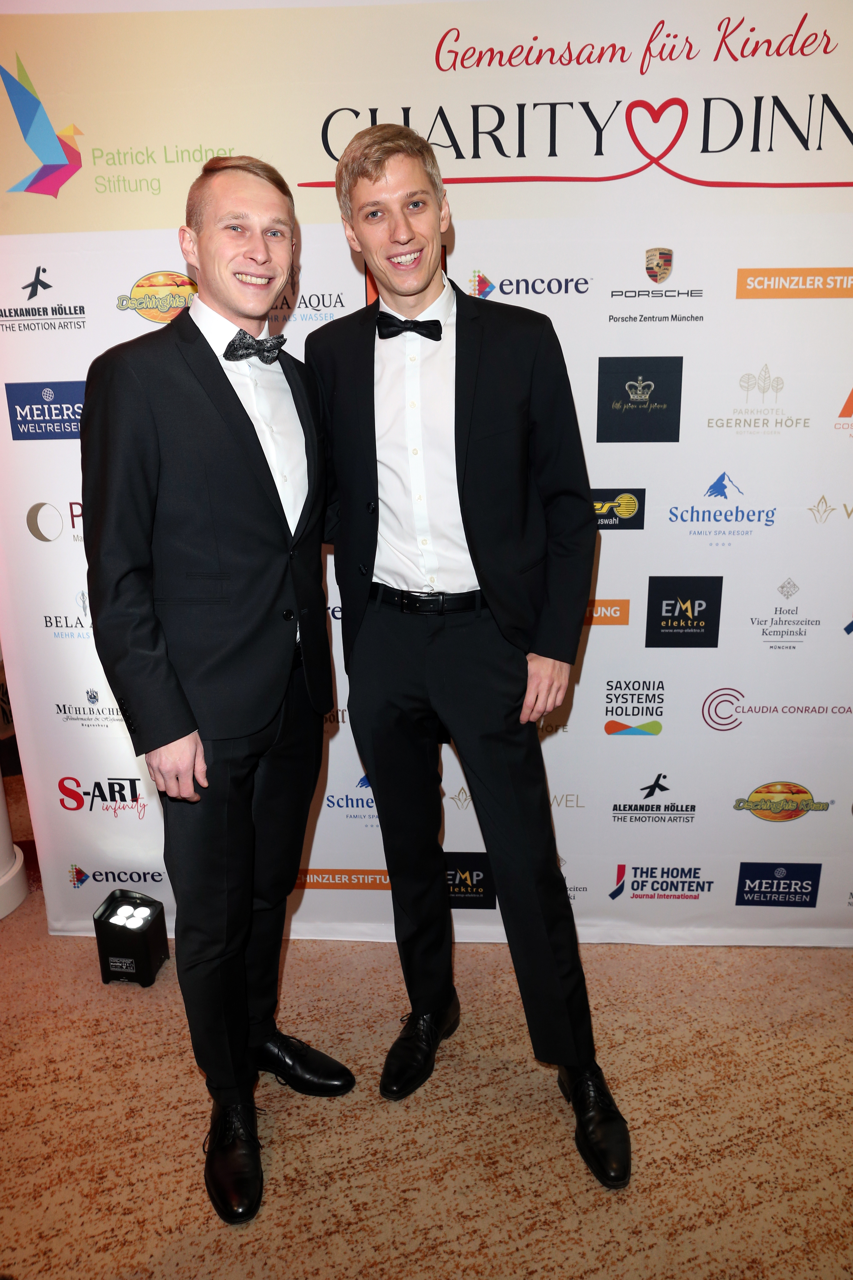 Sebastian Müller (li.) und Dominik Krause bei der Wohltätigkeitsgala "Gemeinsam für Kinder" am 18. November 2023 in München | Quelle: Getty Images
