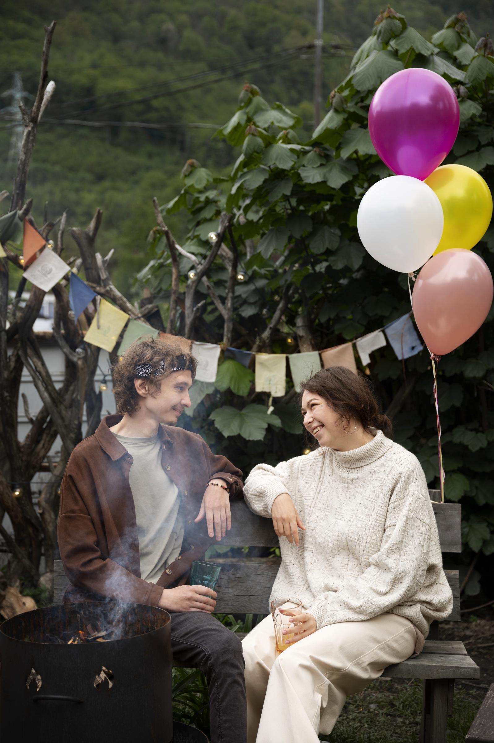 Ein Mann und eine Frau unterhalten sich auf einer Party | Quelle: Freepik