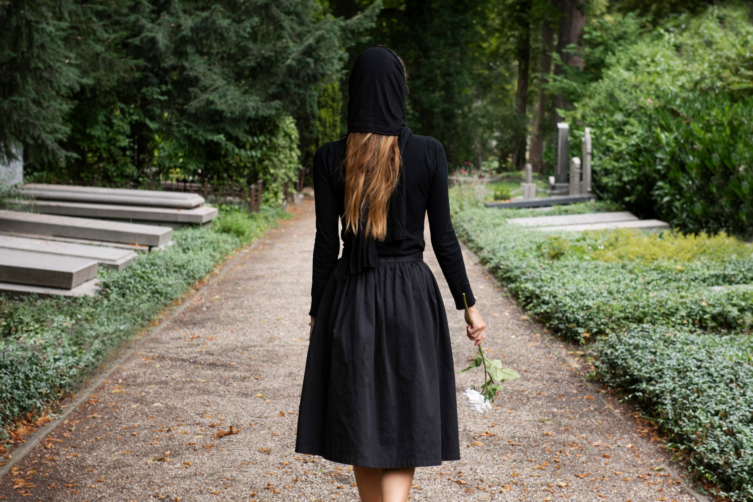Eine Frau auf einem Friedhof | Quelle: Freepik