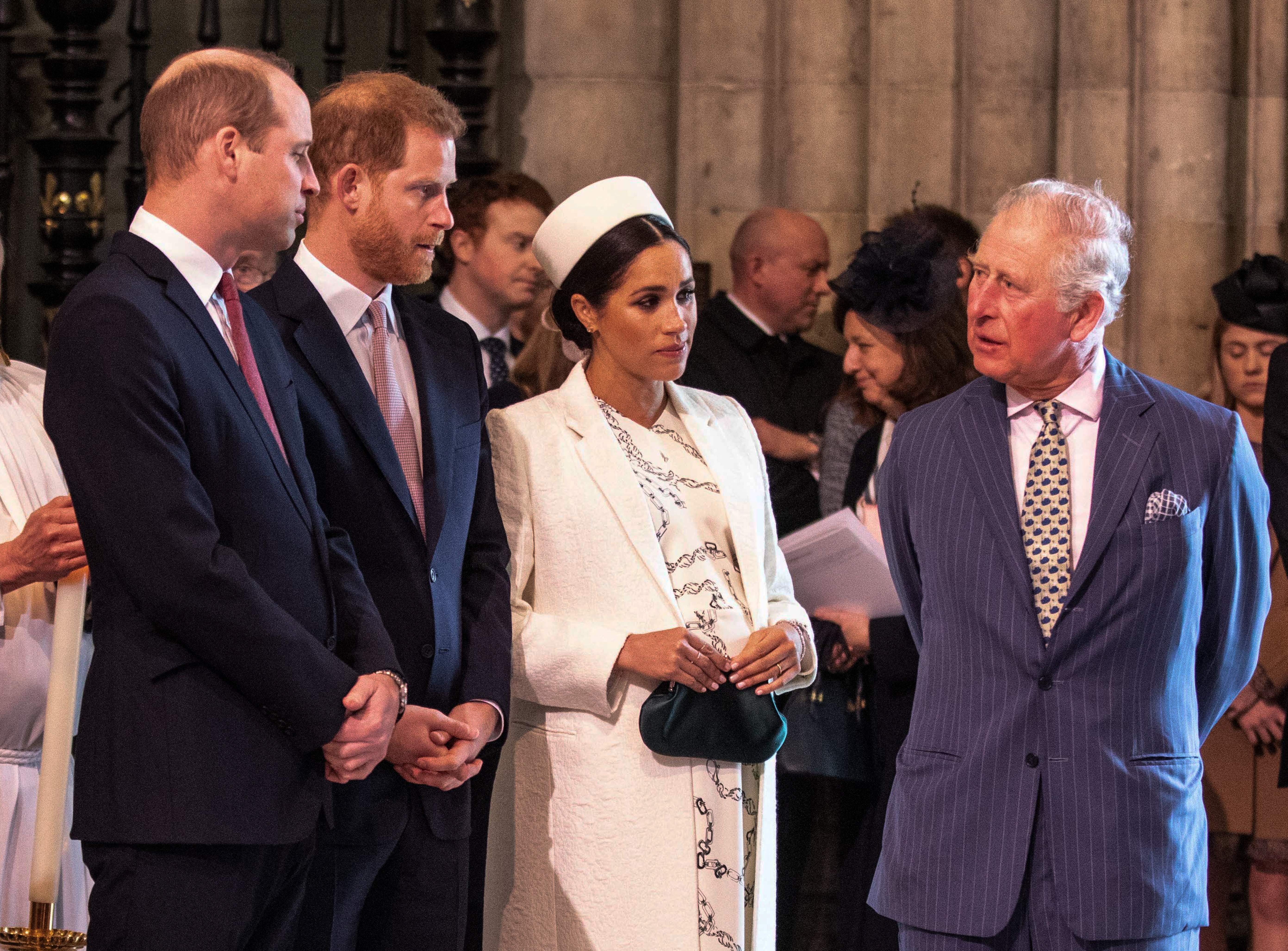 Prinz William, Prinz Harry und Meghan Markle, Herzogin von Sussex, sprechen mit König Charles III. während des Gottesdienstes zum Commonwealth Day am 11. März 2019 in der Westminster Abbey, London | Quelle: Getty Images
