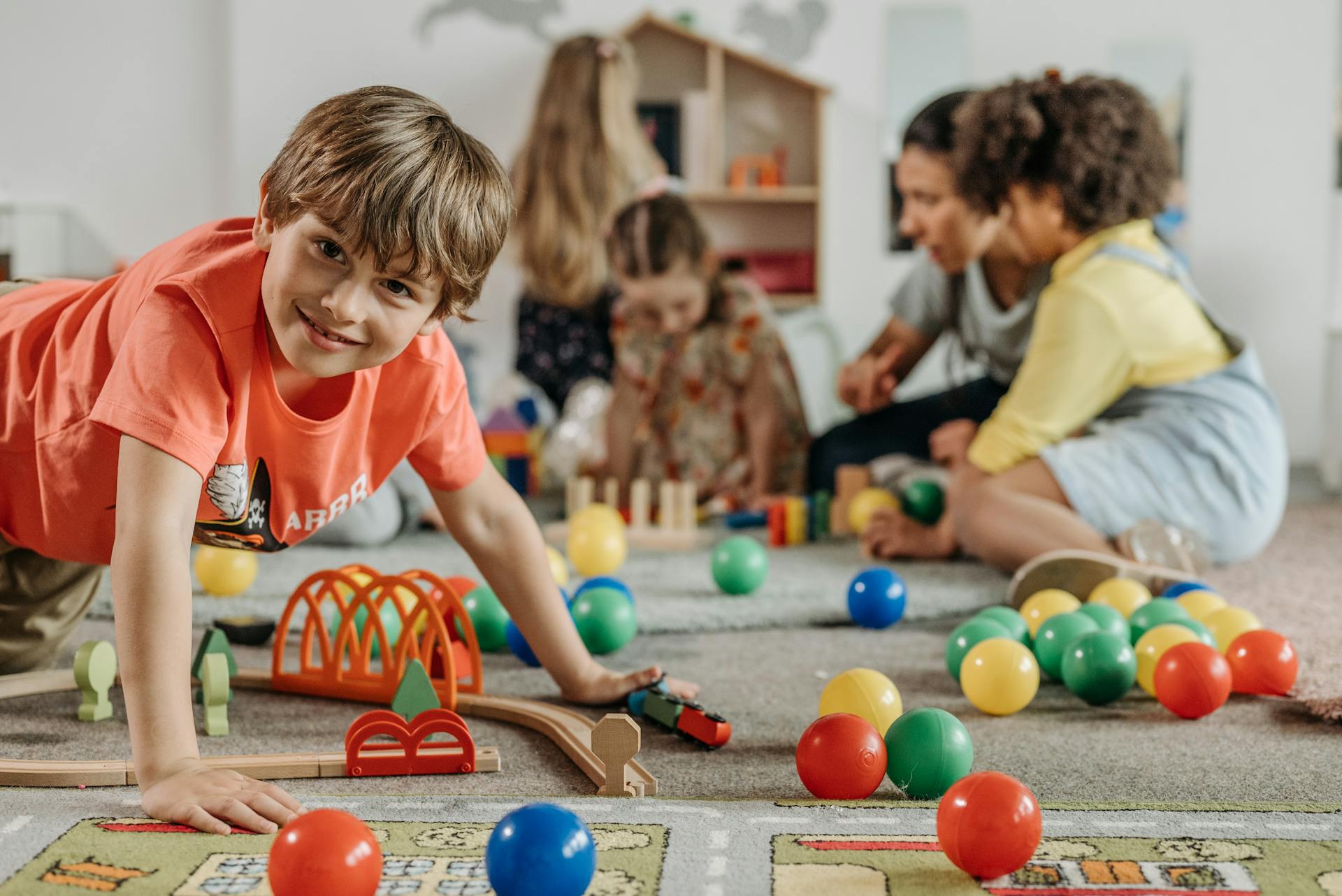 Kinder spielen auf dem Boden | Quelle: Pexels