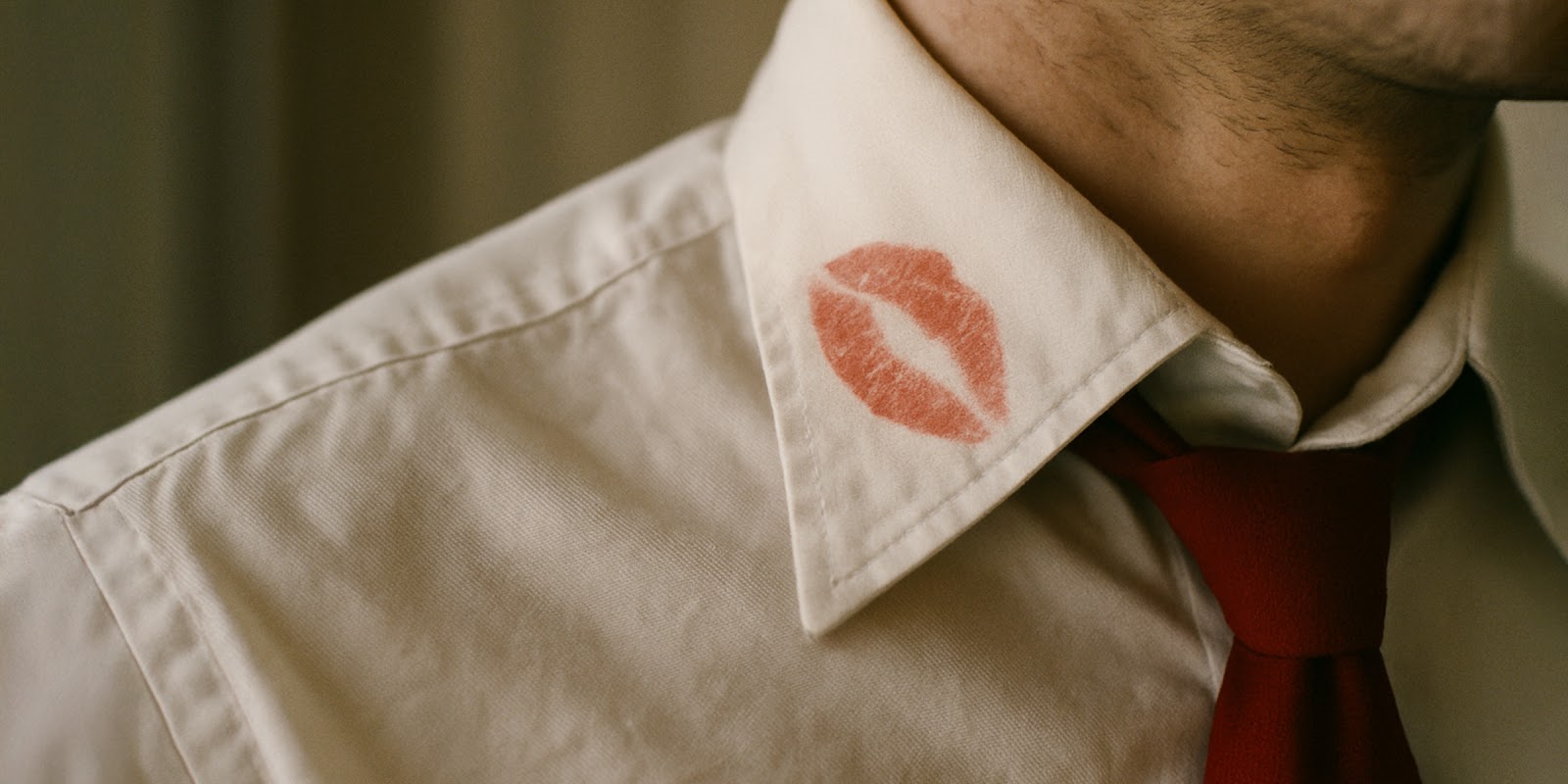 Lippenstiftfleck auf einem Kragen | Quelle: Sora