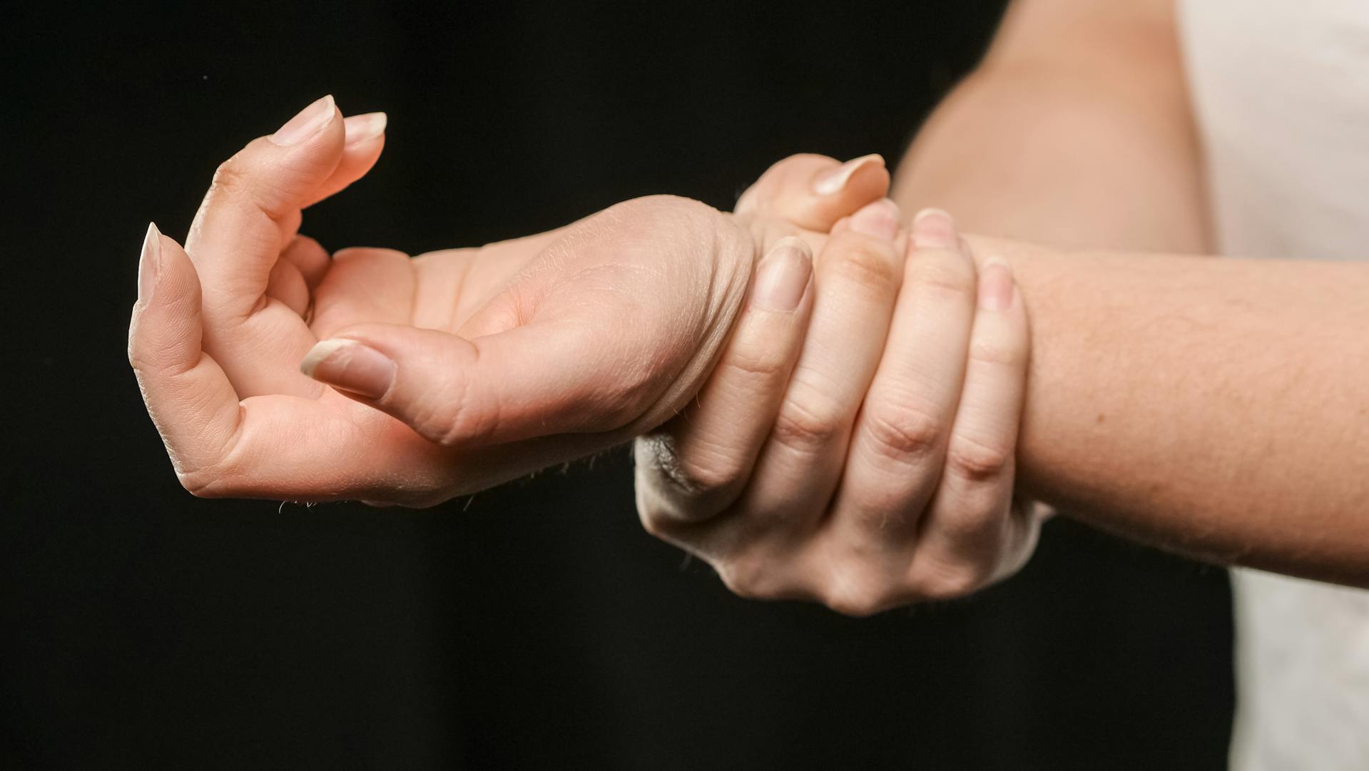 Nahaufnahme einer Frau, die ihr linkes Handgelenk hält | Quelle: Pexels