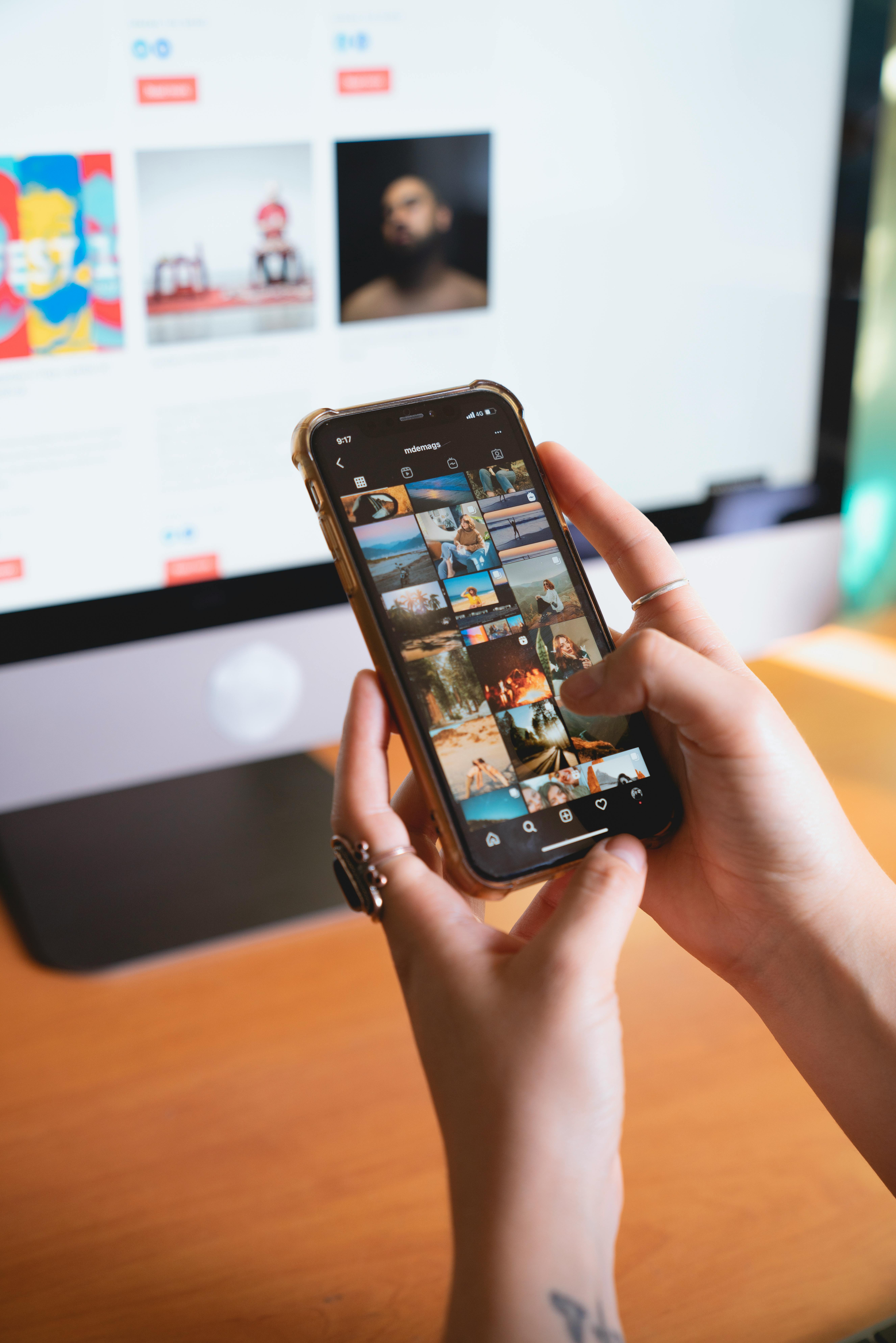 Eine Frau, die auf ihrem Handy durch die sozialen Medien scrollt | Quelle: Pexels