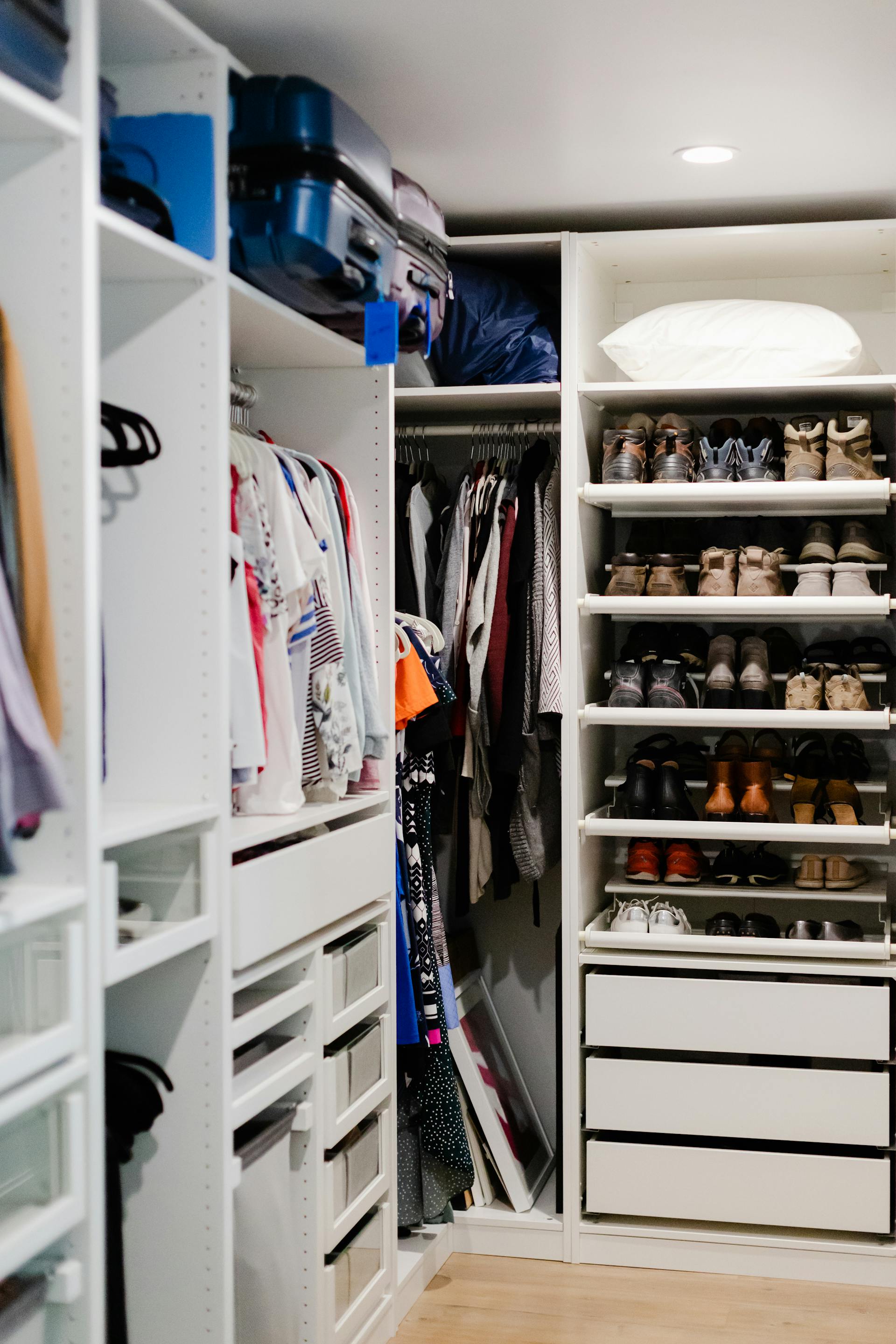 Ein Kleiderschrank mit Kleidung und Schuhen | Quelle: Pexels