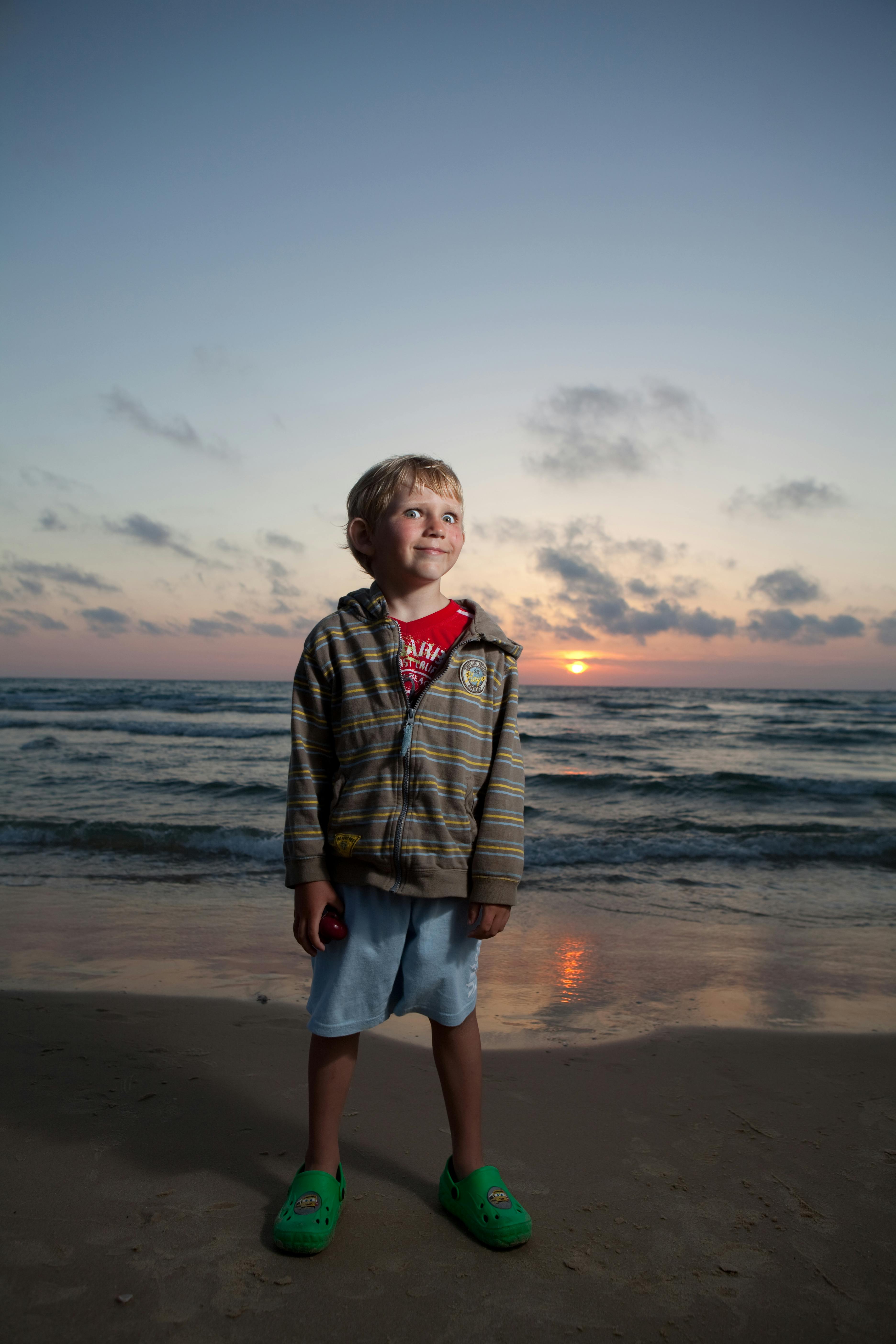 Ein überraschtes Kind am Strand | Quelle: Pexels