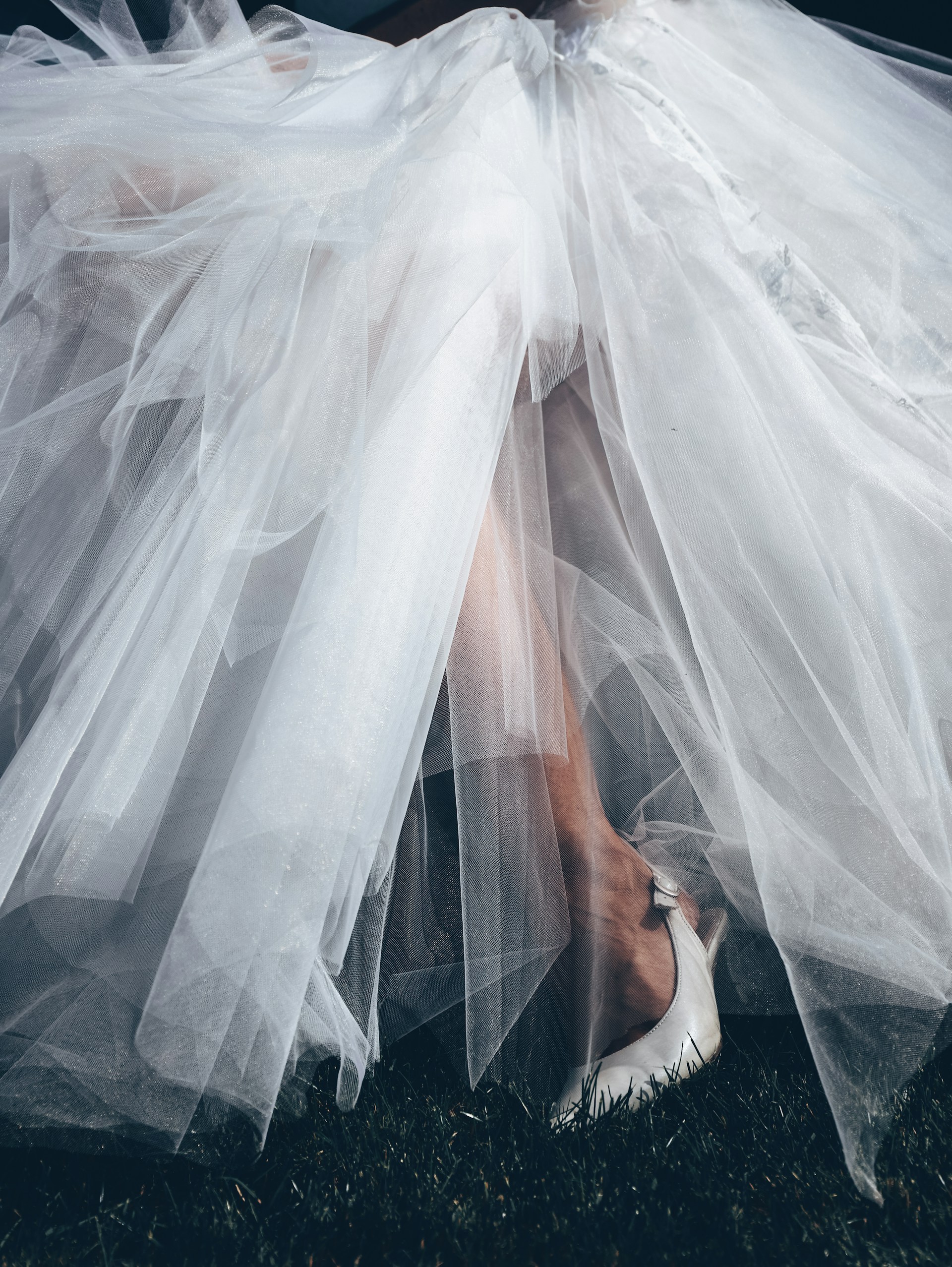 Eine Frau in einem Hochzeitskleid macht einen Schritt | Quelle: Unsplash