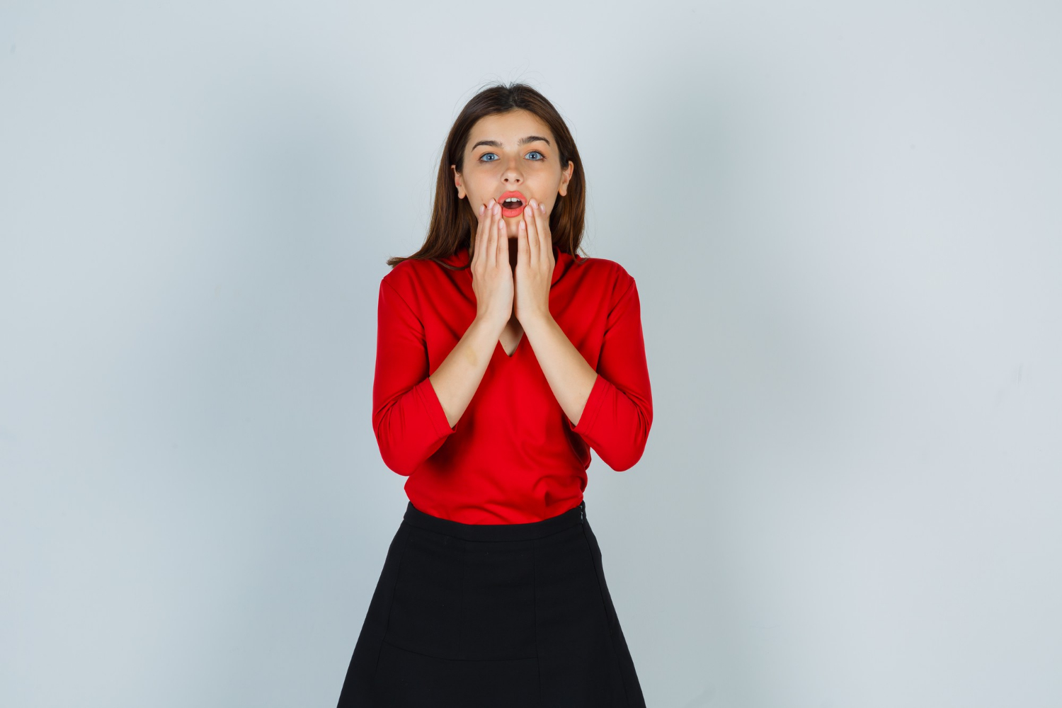 Eine verwirrte junge Frau | Quelle: Freepik