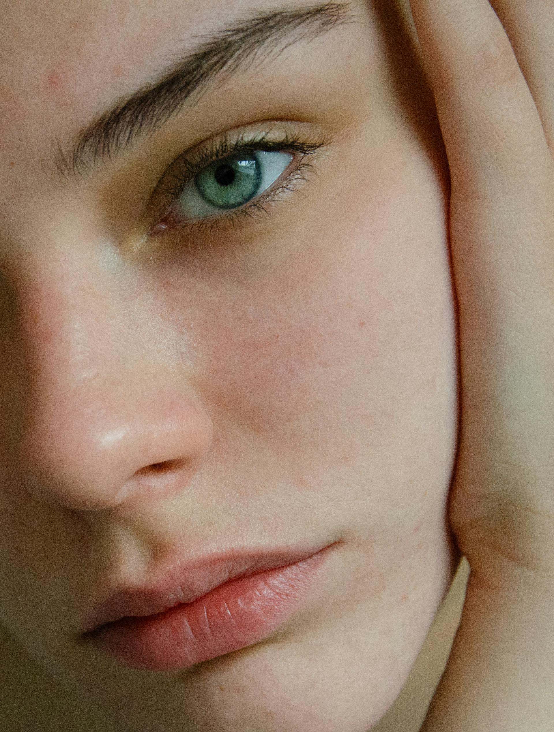 Eine junge Frau starrt jemanden an | Quelle: Pexels