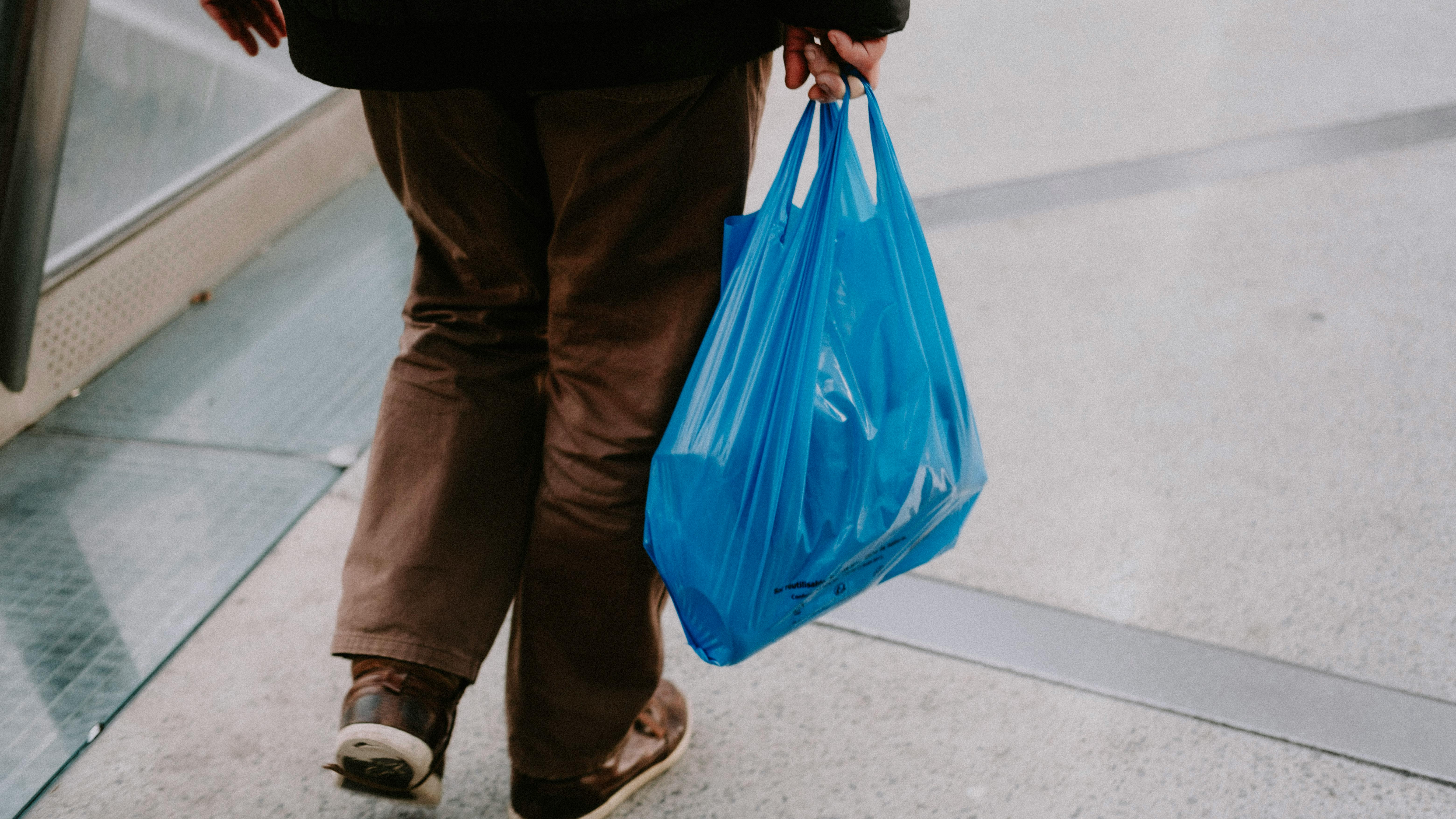 Ein Mann hält eine Plastiktüte | Quelle: Pexels
