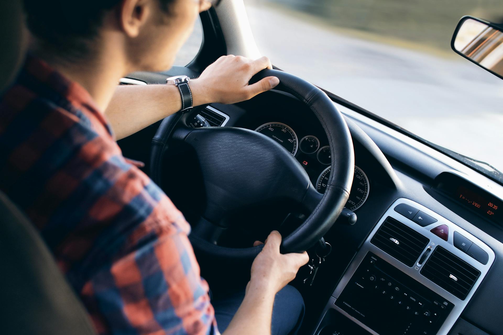 Mann am Steuer eines Autos | Quelle: Pexels