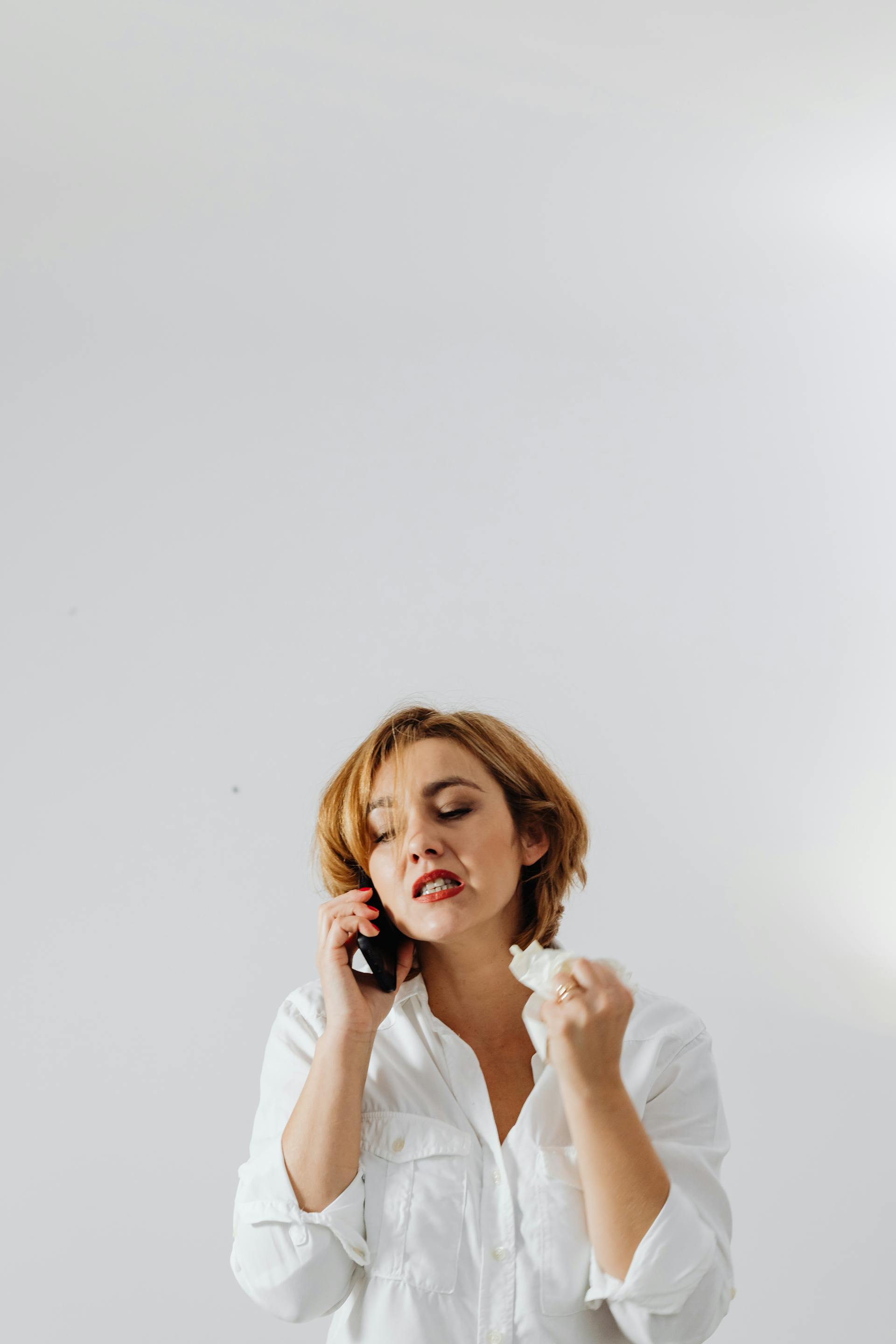 Eine wütende Frau beim Telefonieren | Quelle: Pexels